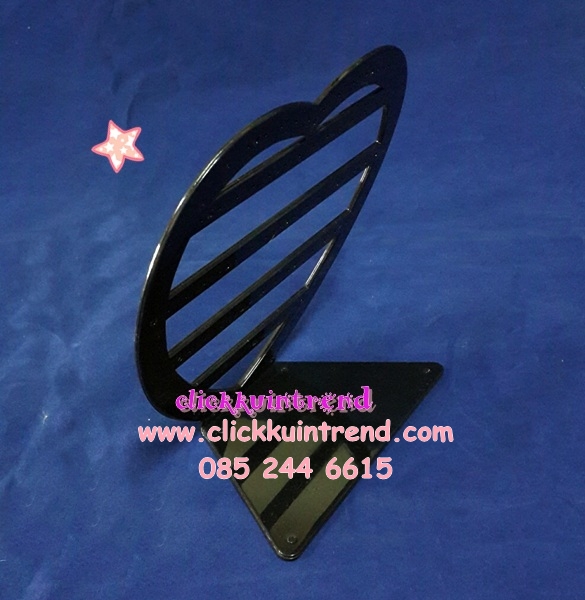 ที่แขวนต่างหู ทำจากพลาสติก สีดำ รูปหัวใจ ขนาด ก*ส = 18.5*16.5 ซ.ม.