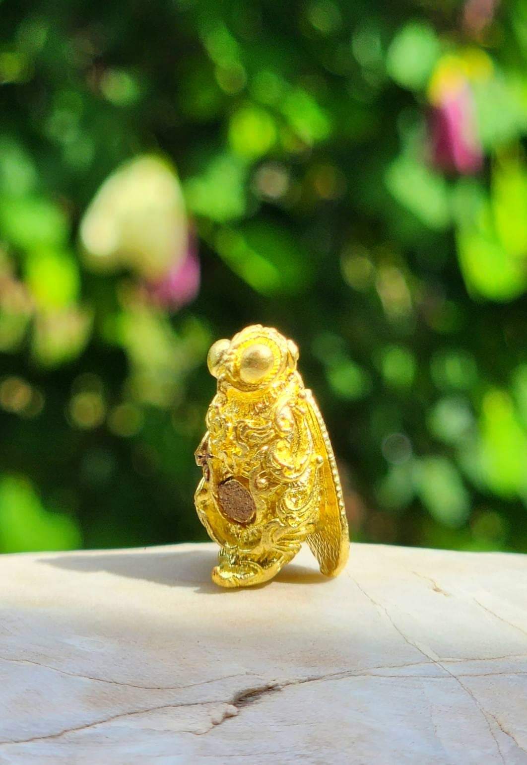 สลาเหิร (แมลงภู่คำ) อุดผงมวลสารวิเศษ ลพ.เอก