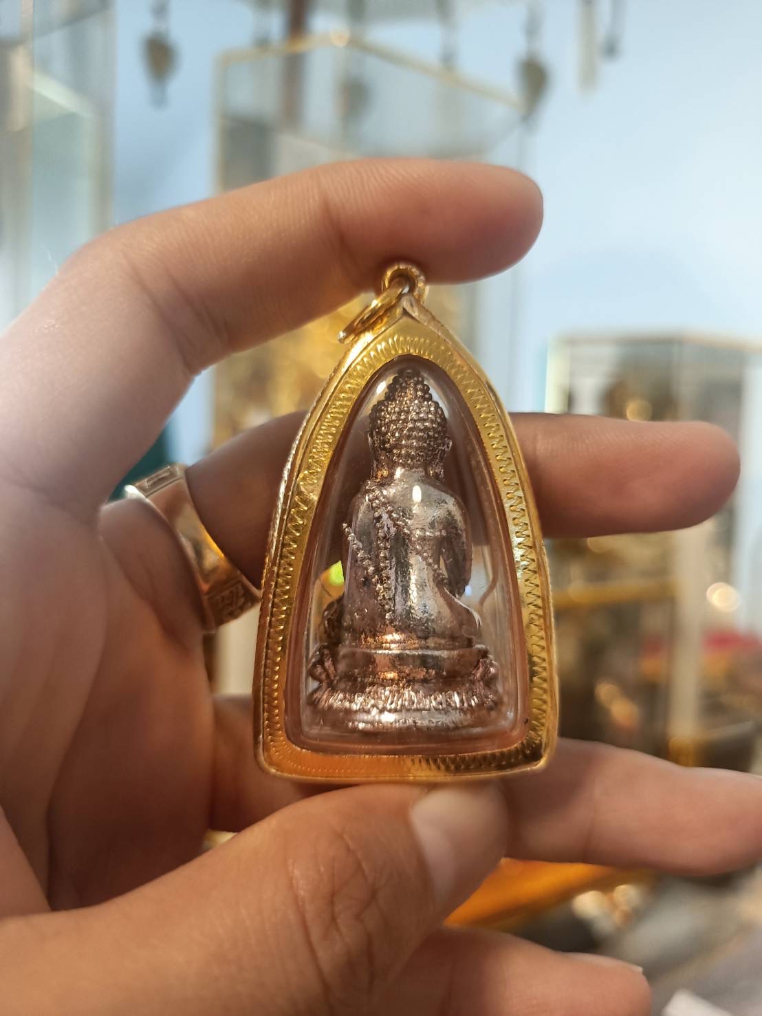 พระกริ่งพิชัยสงคราม รุ่น 2 หลวงพ่อเล็ก วัดท่าขนุน ปี 45 เลี่ยมกรอบเงินชุบทองคำล้อมพลอย