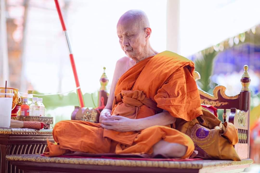 รูปเหมือนหลวงปู่ดู่ พรหมปัญโญ no.223 หน้าตัก 3 นิ้ว อิริยาบถเจริญพระกรรมฐาน