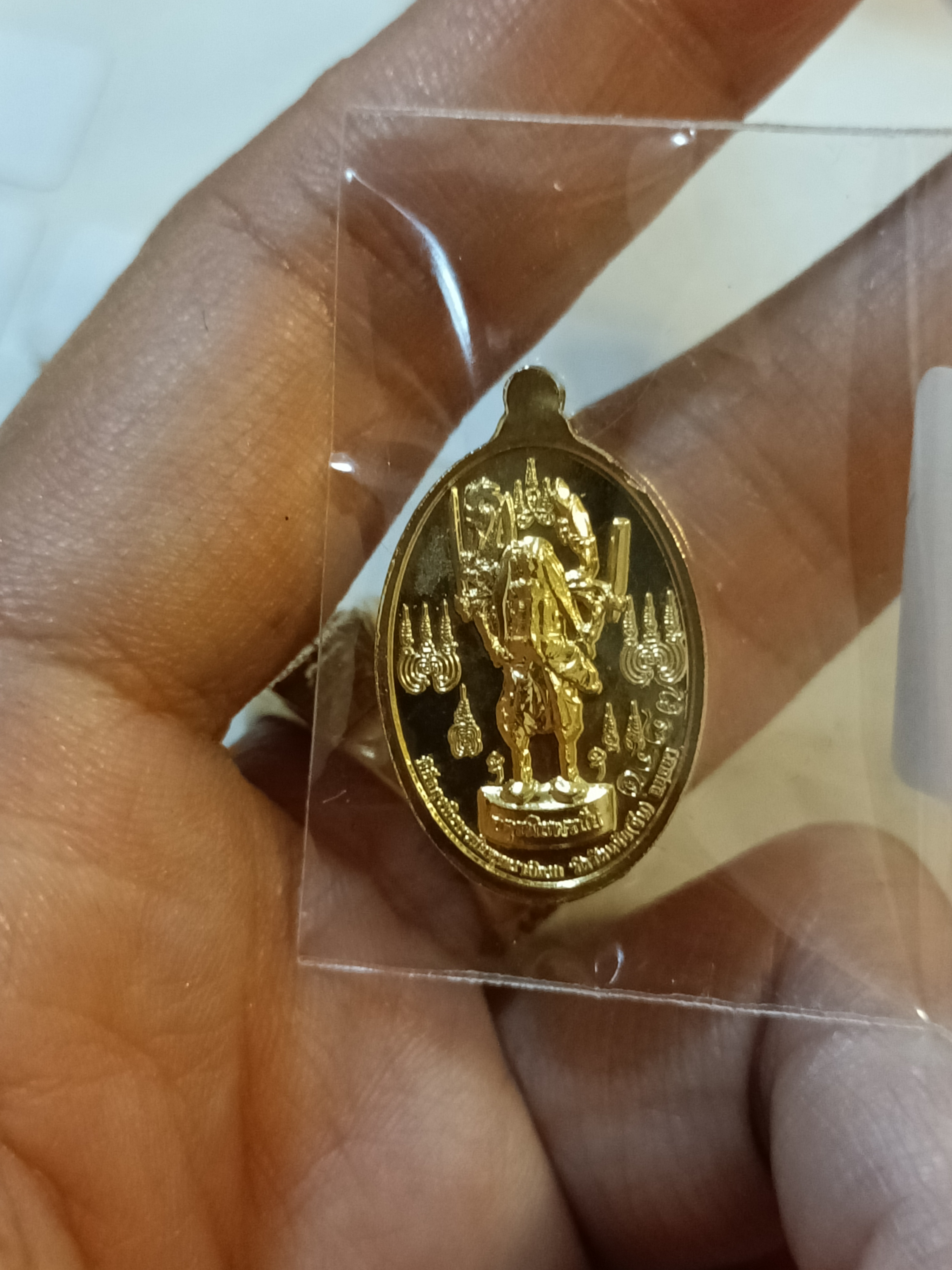 เหรียญเม็ดแตงทองแดงกะไหล่ทองลงยาแดง ท้าวเวสสุวรรณ หลังหุ่นพยนต์ตัวครู รุ่น จตุรพิธพรชัย 2