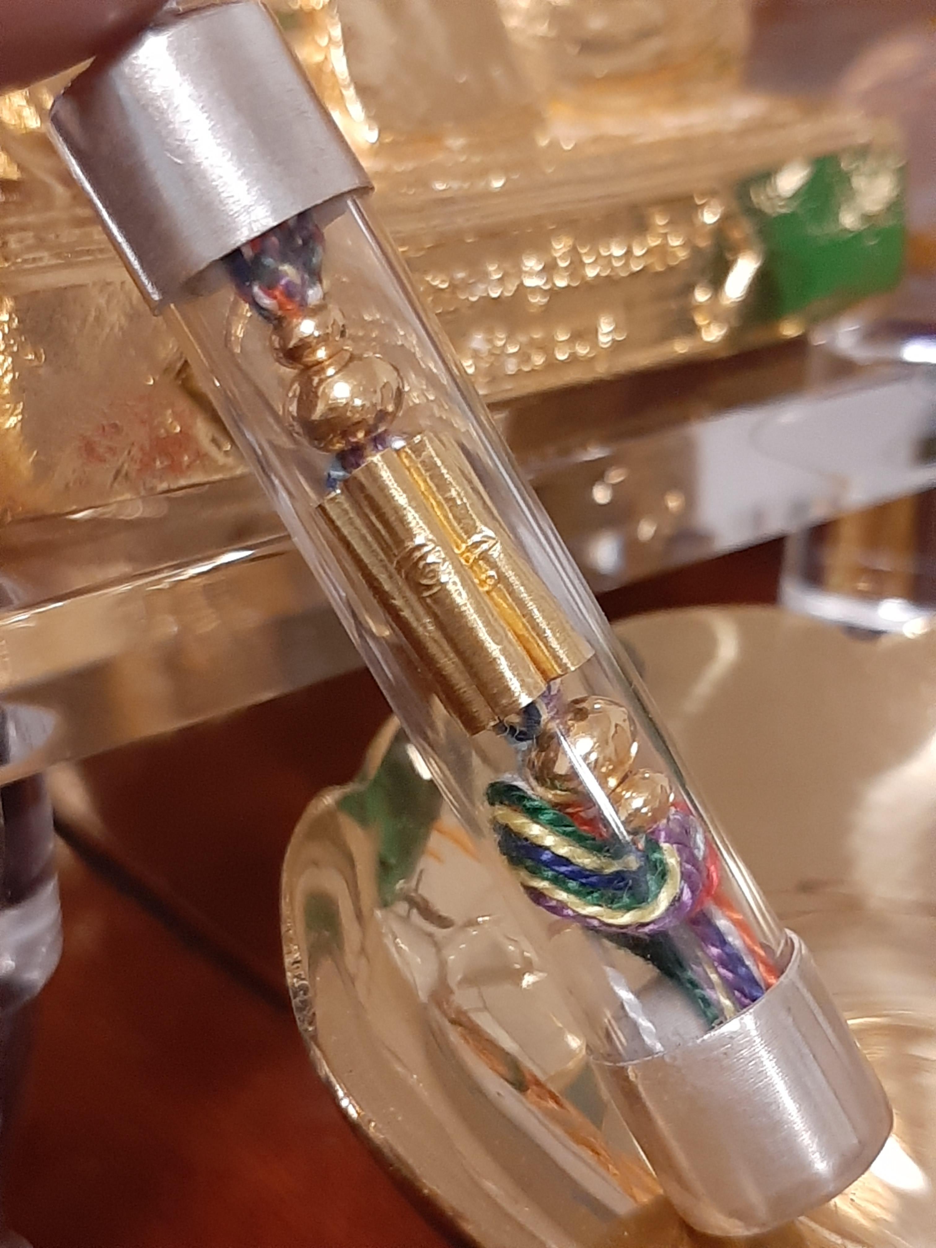 ตะกรุดแม่พระธรณี รุ่น ๒ เนื้อทองคำ เลี่ยมปลอกเงิน (พุทธคุณมหาเสน่ห์) วัดท่าขนุน