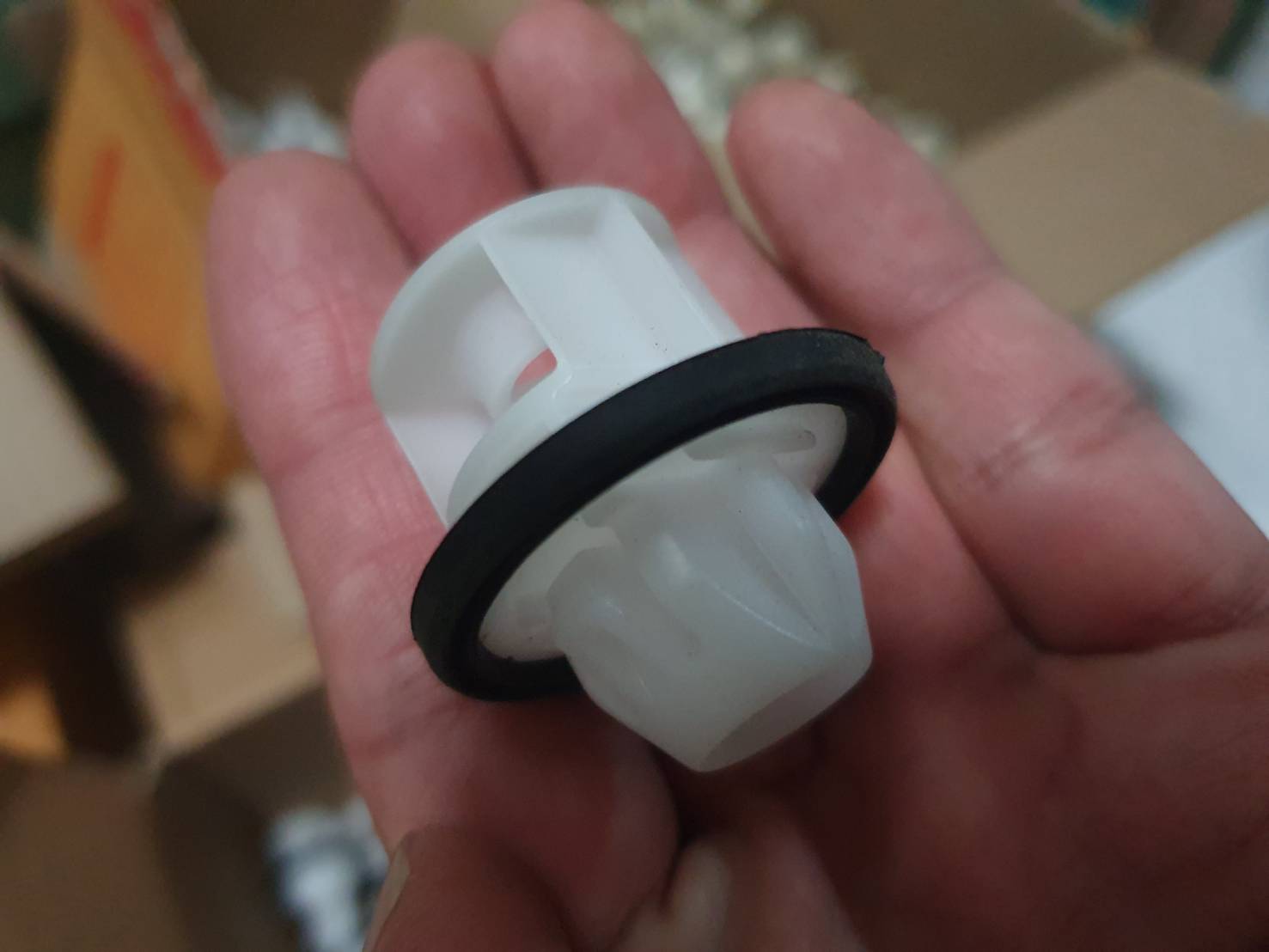 ตัวยึด มือสอง Benz มีหลายชิ้น หลายแบบ ตามรูป ชิ้นละ 10 บาท