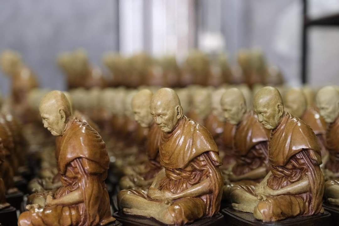 รูปเหมือนหลวงปู่ดู่ พรหมปัญโญ no.223 หน้าตัก 3 นิ้ว อิริยาบถเจริญพระกรรมฐาน