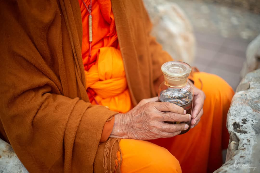 น้ำมันมหาจักรพรรดิ วัดเขาวง รวมเกจิพุทธาภิเษก ปี 68