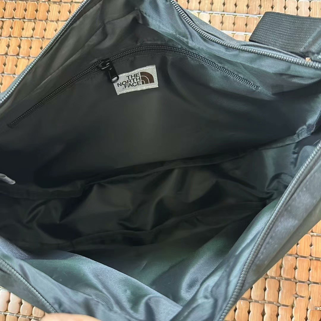 กระเป๋าสะพายข้าง The North Face Nuptse Cross Bag ของใหม่ ของแท้ พร้อมส่งจากไทย