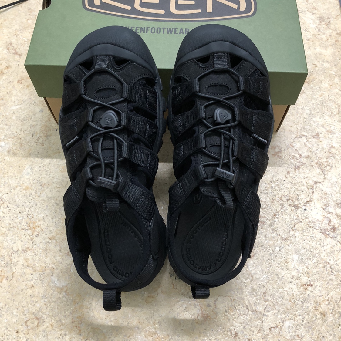 รองเท้าแตะรัดส้น KEEN Newport Sandals - Triple Black รองเท้าเดินป่า ของใหม่ ของแท้ พร้อมส่ง