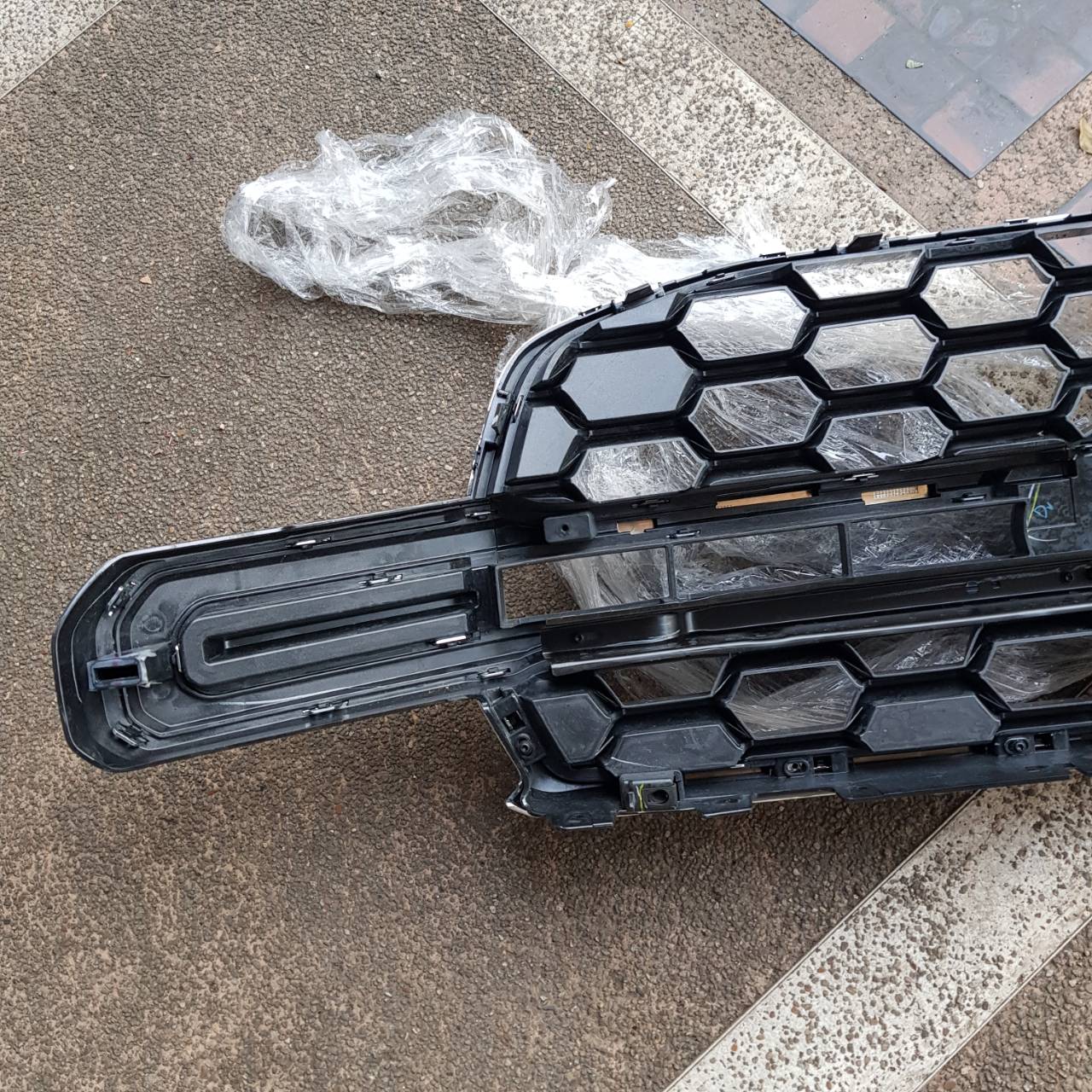 กระจังหน้า Ford Everest Next Gen ปี 2022 สีเงินโครเมียม รุ่นไม่มีกล้อง(มือสอง)