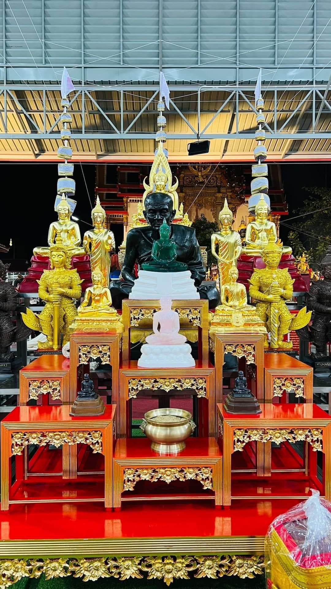 เหรียญจำปี 1 ใน 59 องค์ เนื้อนวโลหะลงยาราชาวดีหน้ากากทองคำ หน้า/หลัง รุ่น เจริญลาภยศ หลวงพ่ออิฏฐ์ วัดจุฬามณี ปี 66