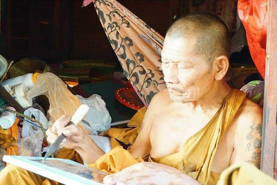 ตะกรุดโทนจีวร หลวงปู่ศิลา แบบยาว 2 นิ้วครึ่ง สร้างยุคเก่า