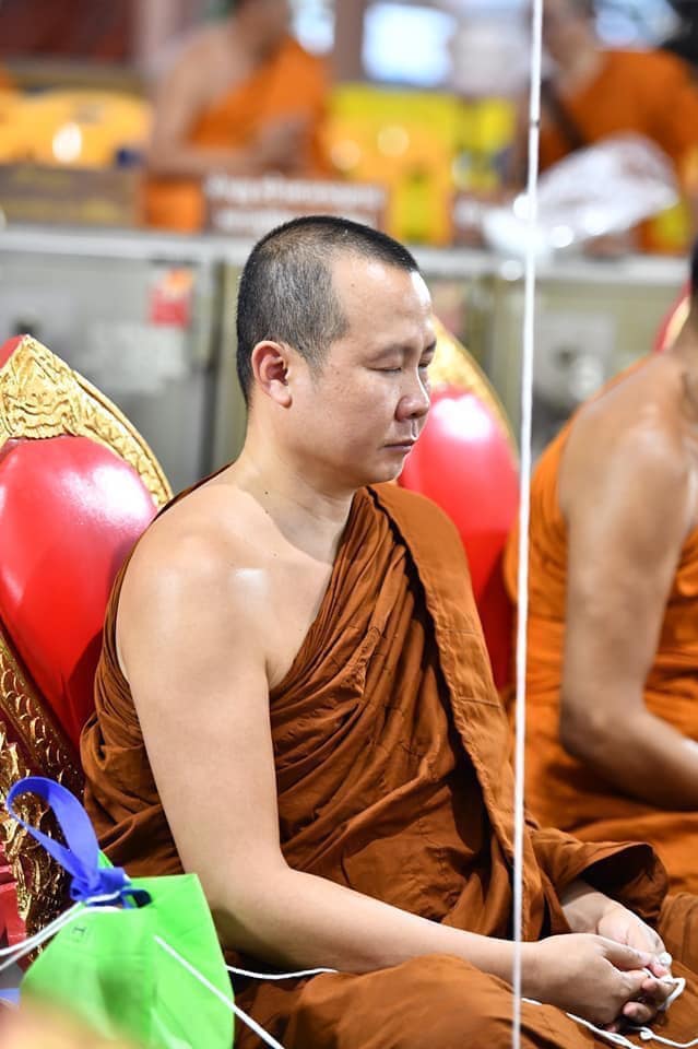 เหรียญพระราหูอมจันทร์เนื้อเงินลงยาเขียวแดง รุ่น สุริยันจันทรา ลพเล็ก ร่วมเสก