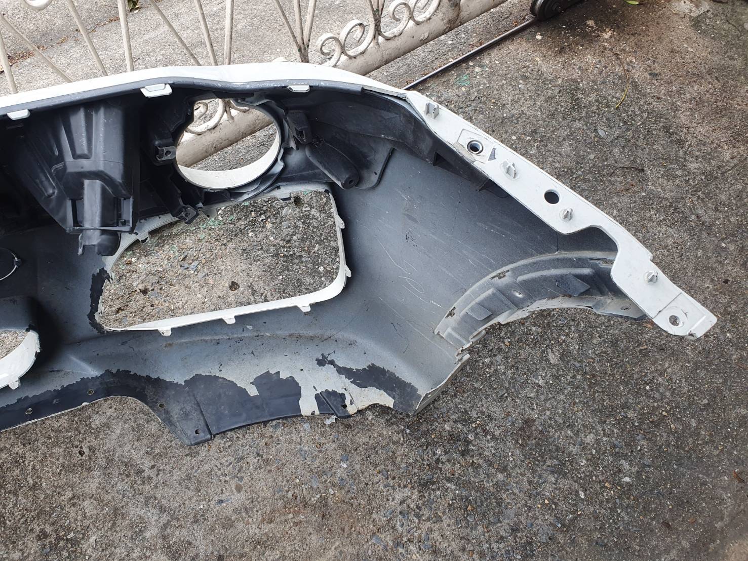 กันชนหน้า มือสอง BMW F25 สีขาว หูครบ ไม่ฉีกขาด ขายตามสภาพ