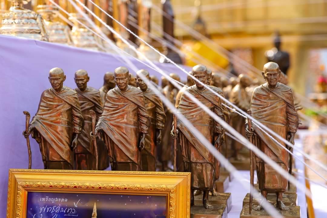 หลวงพ่อโต โลหะเคลือบพาติน่าสีน้ำผึ้ง ปี ๖๖ วัดอินทรวิหาร ลพ.เล็ก ร่วมเสก