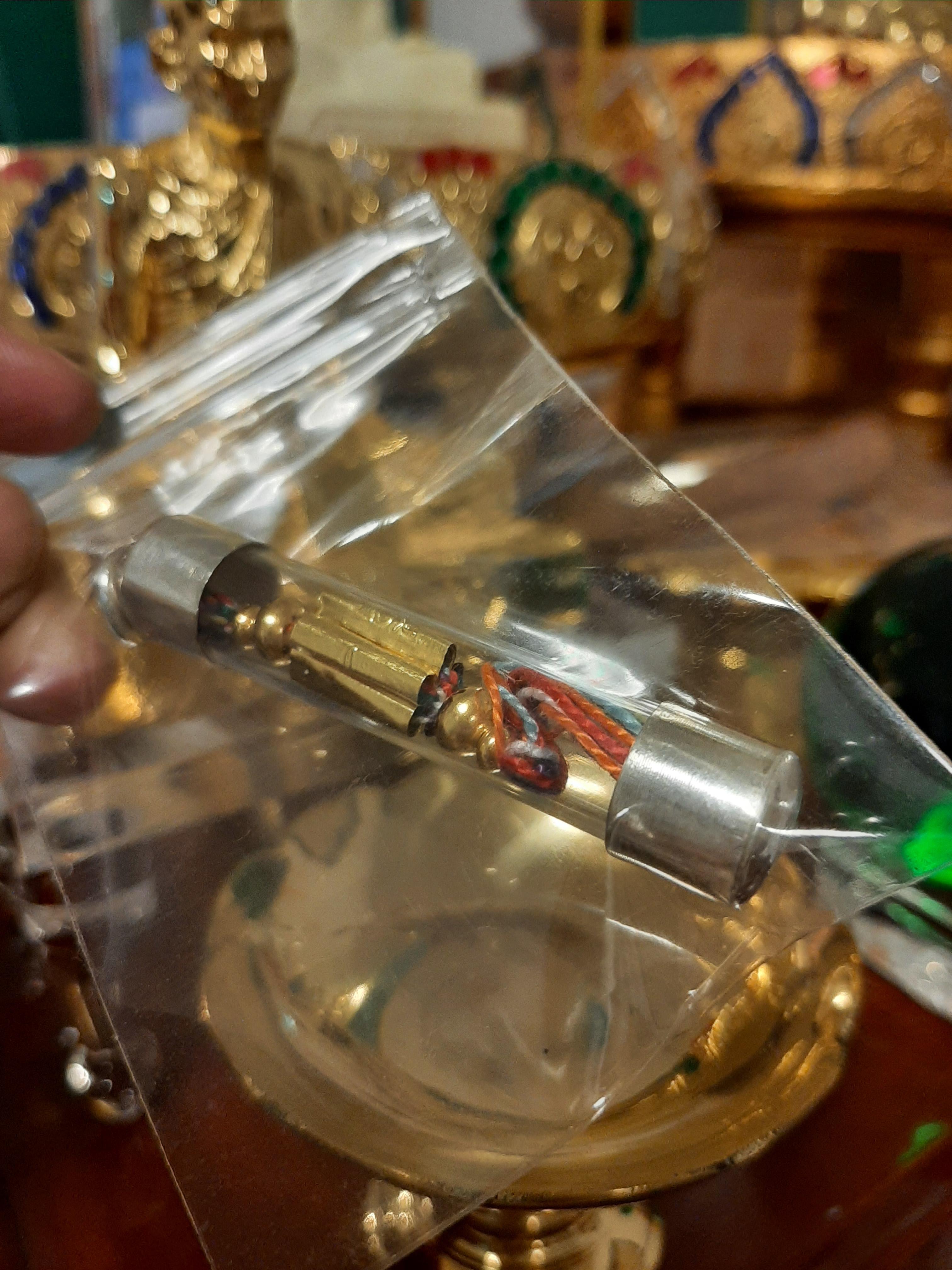 ตะกรุดแม่พระธรณี รุ่น ๒ เนื้อทองคำ เลี่ยมปลอกเงิน (พุทธคุณมหาเสน่ห์) วัดท่าขนุน