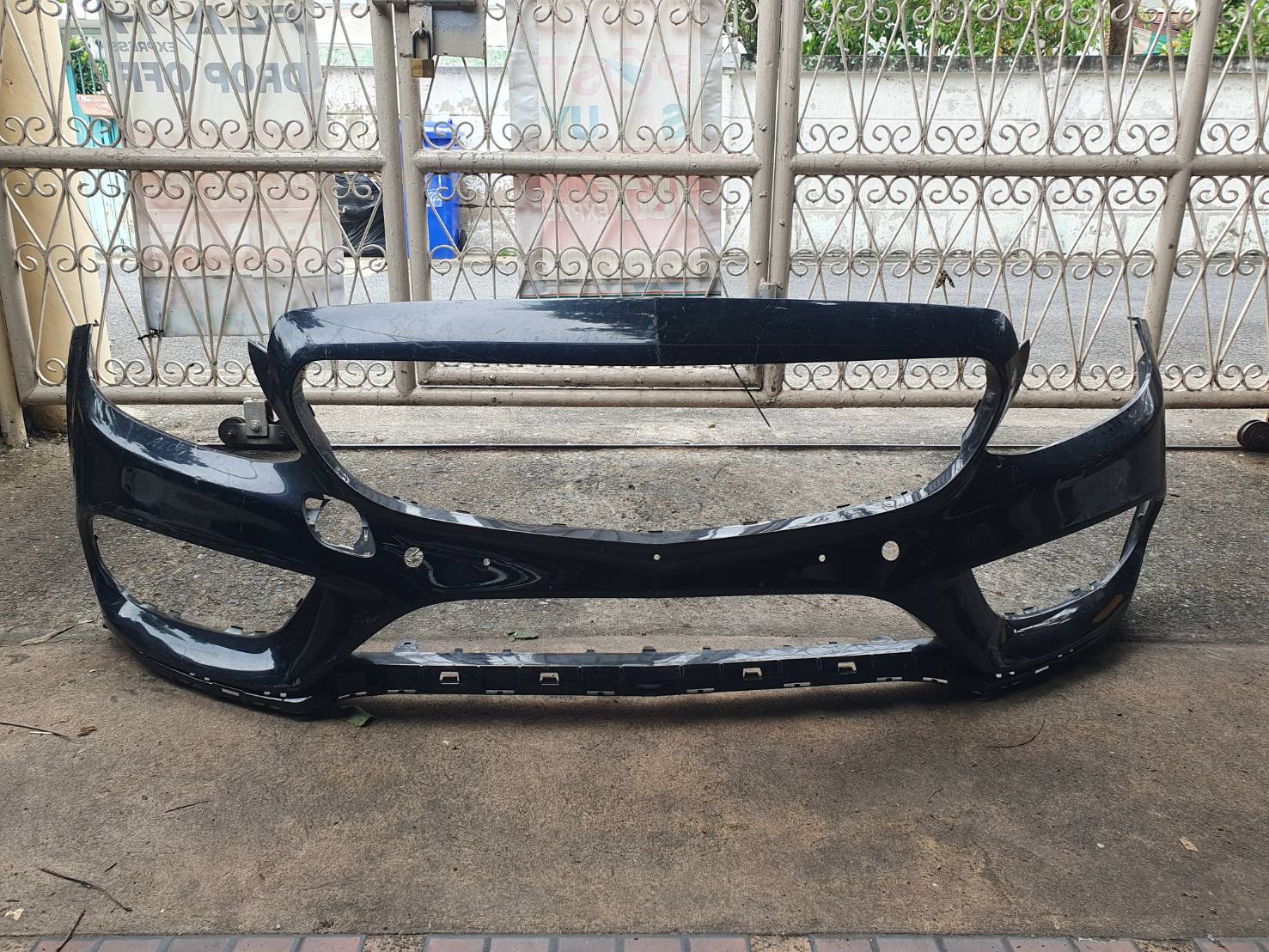 กันชนหน้า มือสอง Benz W205 A2058850925 สีเทา หูครบ ไม่ฉีกขาด ขายตามสภาพ