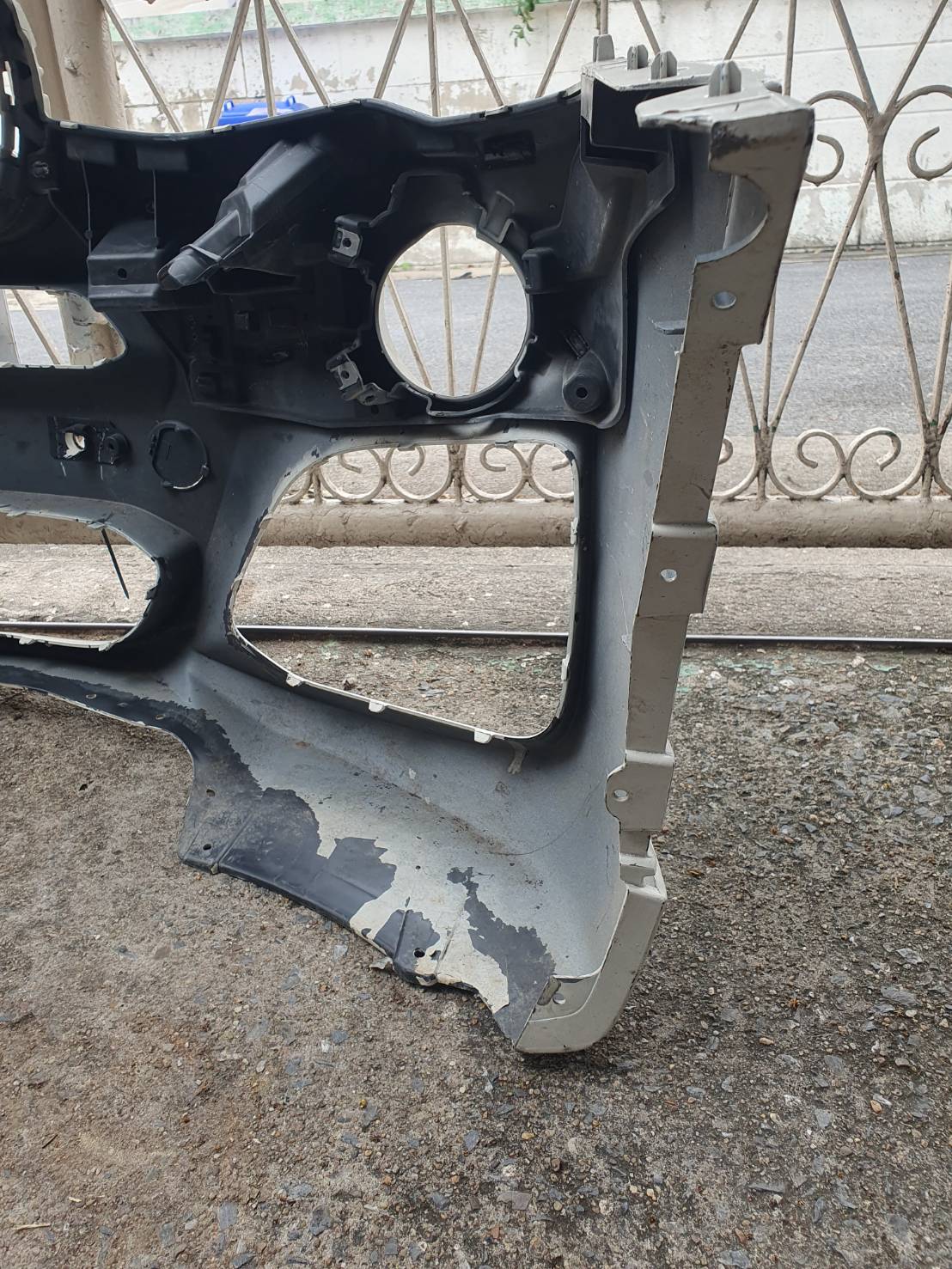 กันชนหน้า มือสอง BMW F25 สีขาว หูครบ ไม่ฉีกขาด ขายตามสภาพ