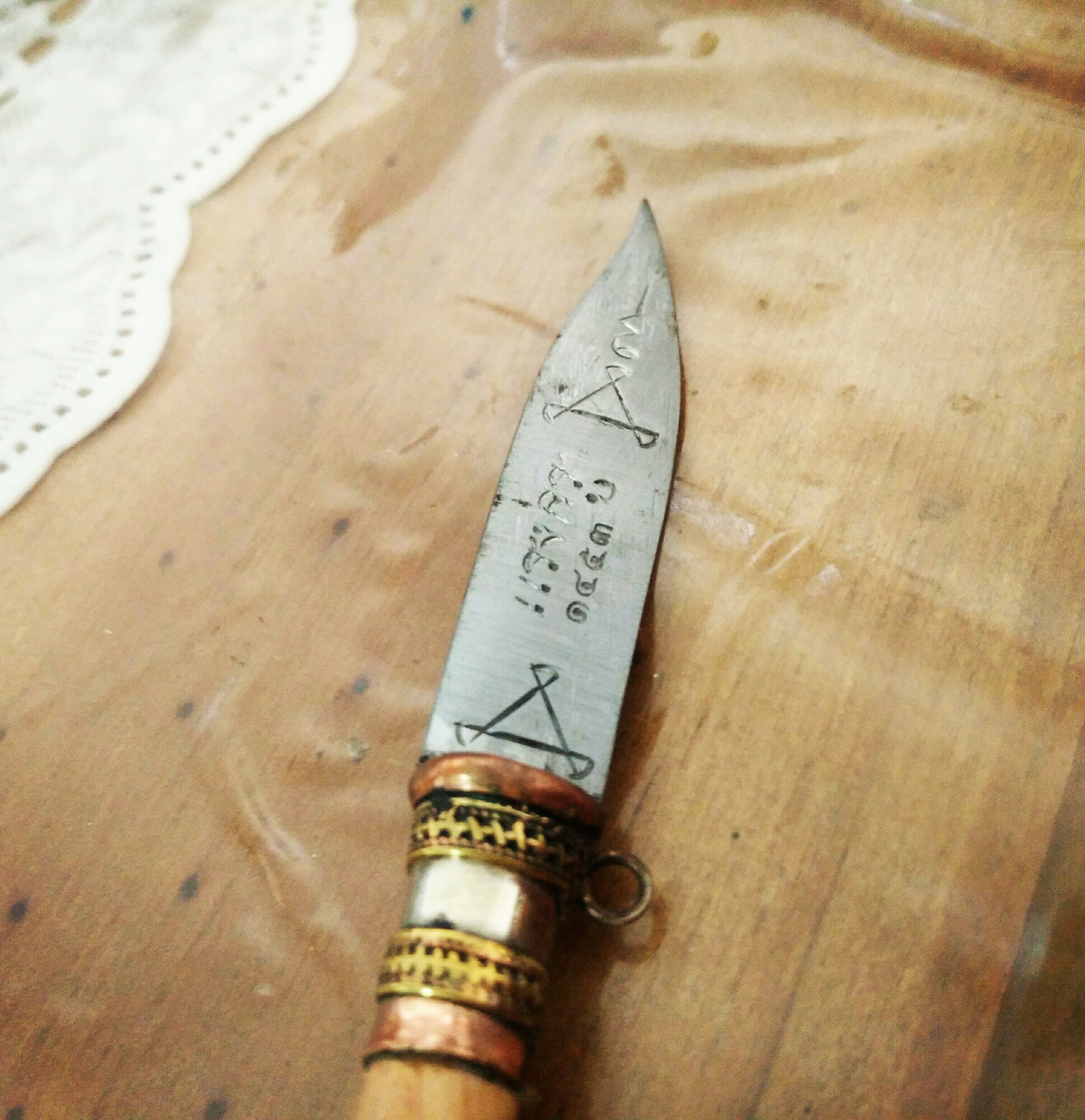 มีดเทพศาสตราวุธ ขนาดห้อยคอ( มวลสาร ลพ.กวย)รุ่น แรงครู no.1453 พระอาจารย์เล็กร่วมเสก