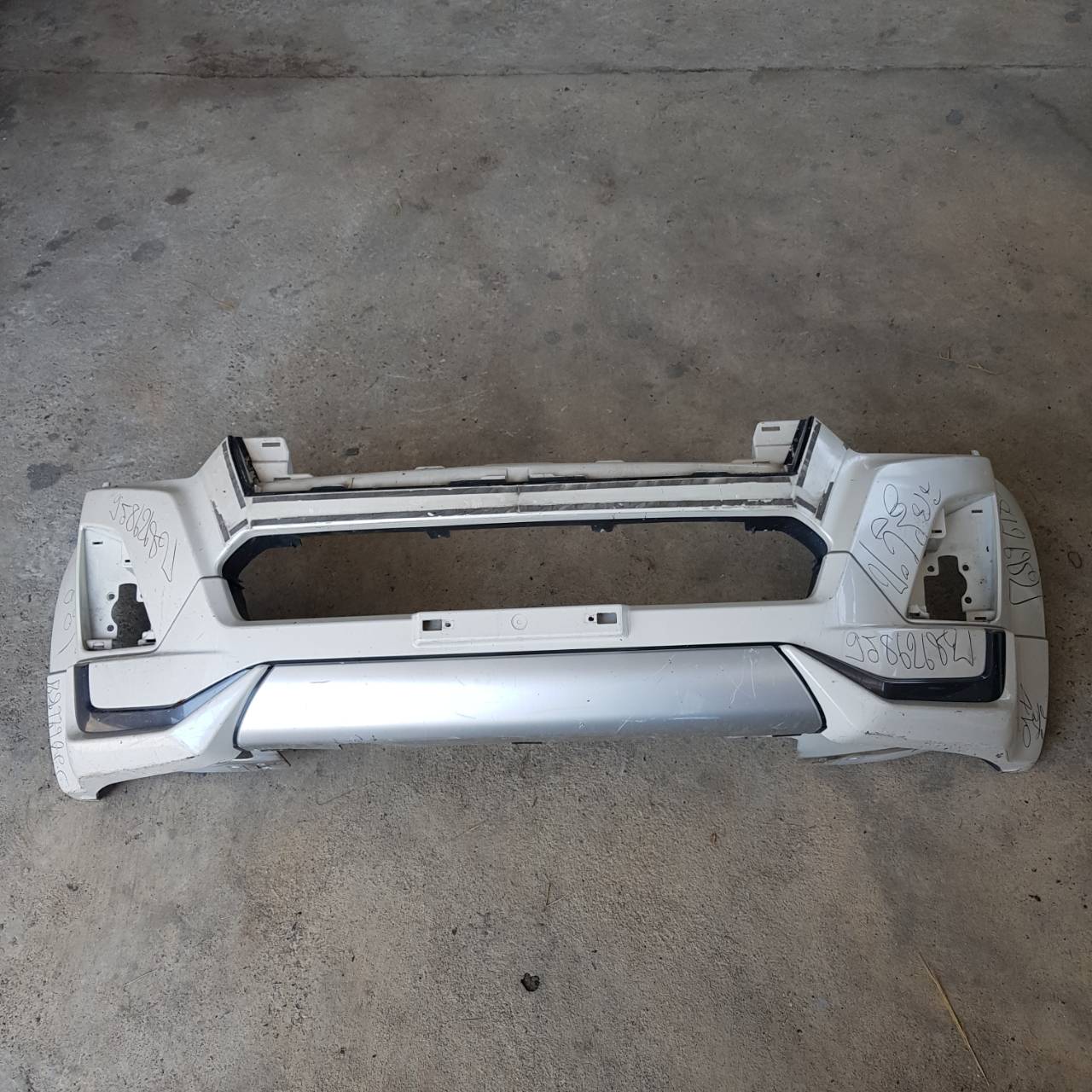 กันชนหน้า Isuzu D-Max Hi-Lander X-series ปี 2018