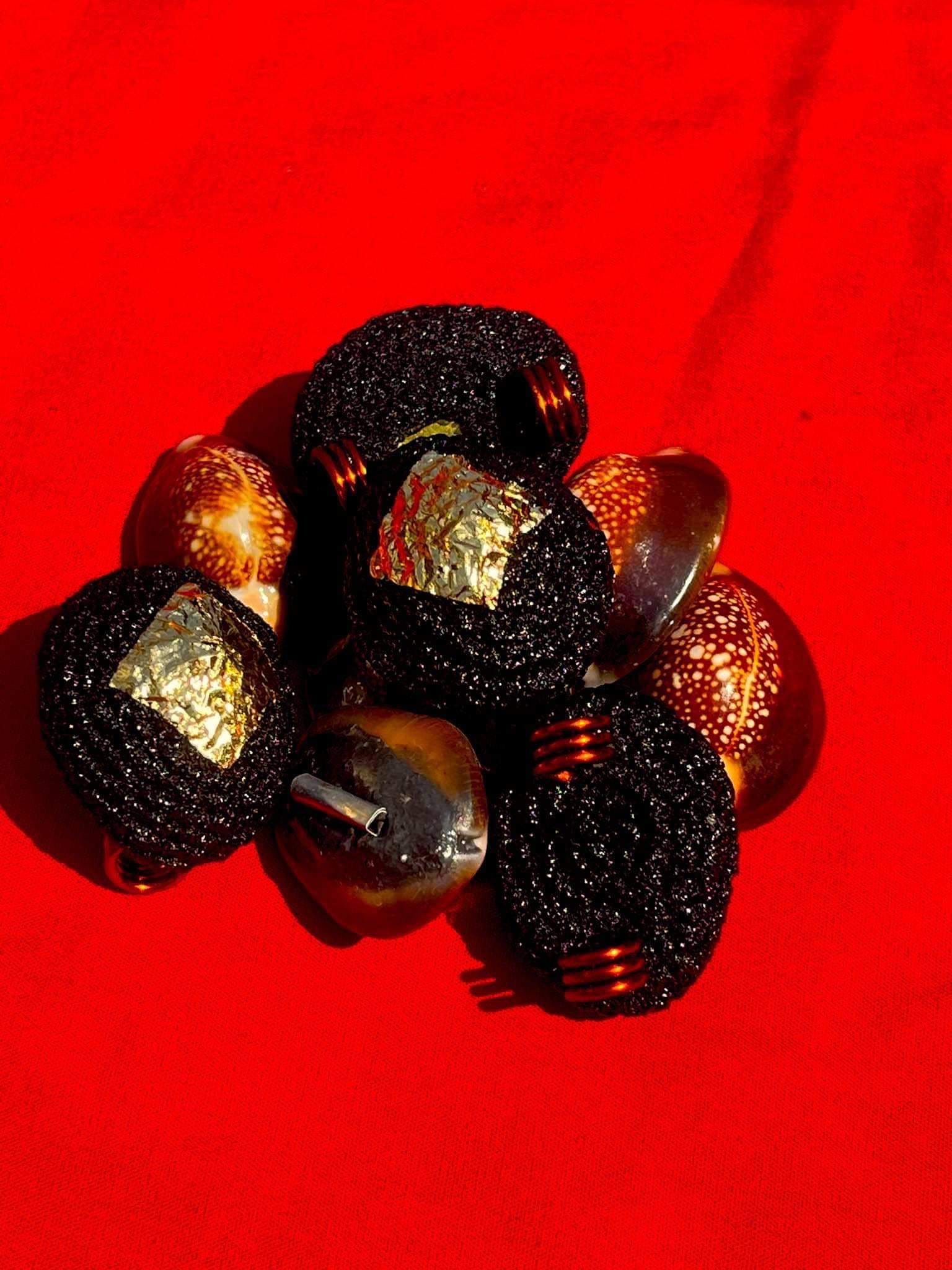 เบี้ยแก้ถักเชือกดำ บรรจุปรอท อุดมวลสารวิเศษ ฝังตะกรุดยันต์ฯ รุ่น มหาบารมี ลป.อิ่ม วัดทุ่งนาใหม่ ปี 66