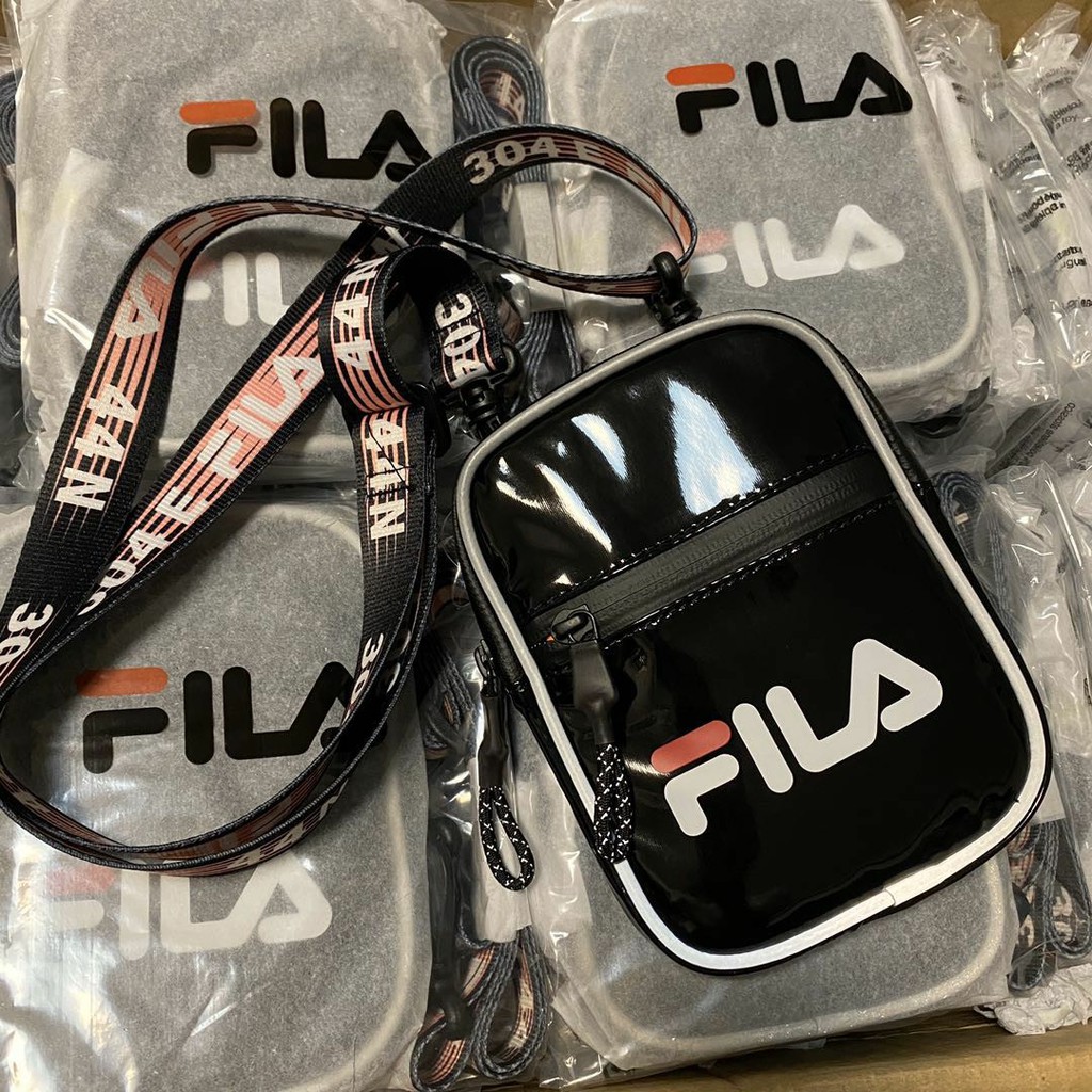 กระเป๋าสะพายข้าง Fila Fusion รุ่น Rectangular Sling Bag ของใหม่ ของแท้ พร้อมส่งจากไทย กระเป๋าสะพาย กระเป๋าใส่มือถือ