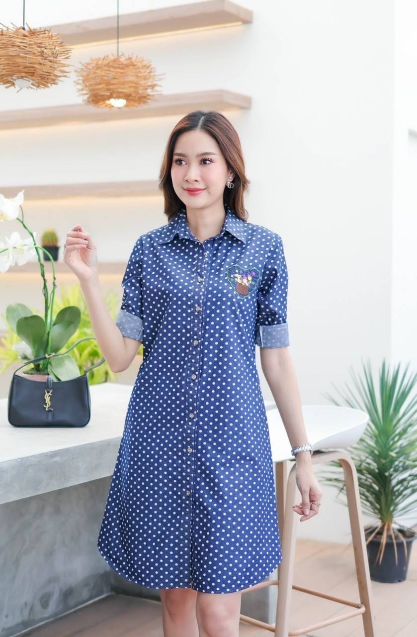 เดรสยีนส์ # 8801 แบบสวยพิมพ์ลายจุดกลมพร้อมปักลายกระเช้าดอกไม้ ผ้ายีนส์เนื้อนิ่มไม่หนา ใส่สบาย ใส่ได้หลายโอกาส