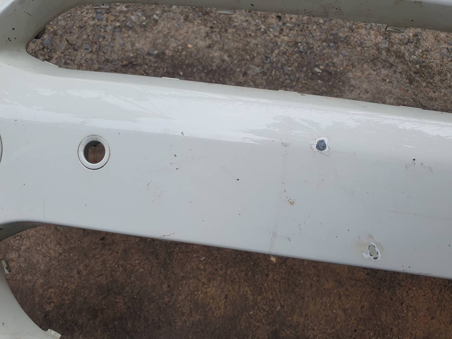 กันชนหน้า มือสอง BMW F25 สีขาว หูครบ ไม่ฉีกขาด ขายตามสภาพ