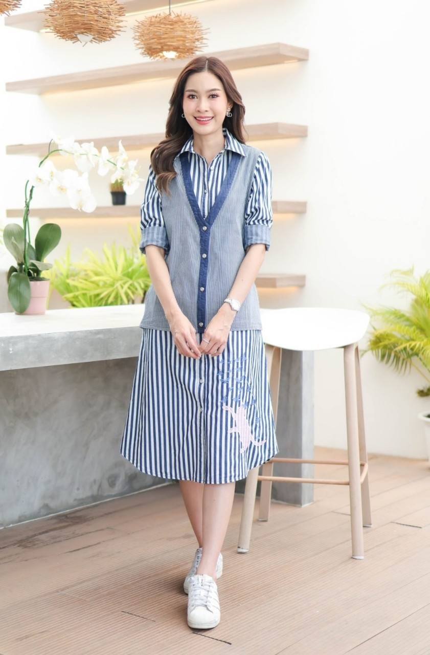 ชุดยีนส์ลายริ้ว #8315 ยีนส์พิมพ์ลายริ้วแต่งด้านหน้ามีคล้ายมีเสื้อคลุมเก๋มาก ผ้ายีนส์แท้เนื้อนิ่ม ใส่สบาย ไม่ร้อน ใส่ได้หลายโอกาส