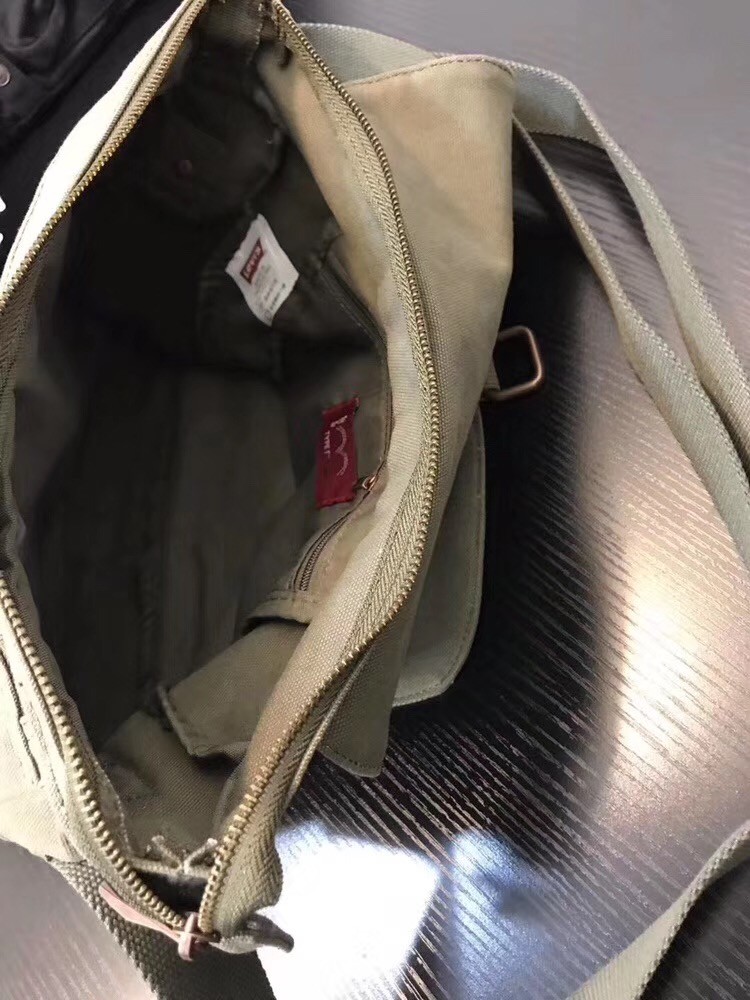 กระเป๋าสะพายข้าง Levi's Messenger Bag ของใหม่ ของแท้ พร้อมส่งจากไทย กระเป๋าลีวายส์ กระเป๋าสะพายลีวายส์ กระเป๋าสะพายผู้ชาย