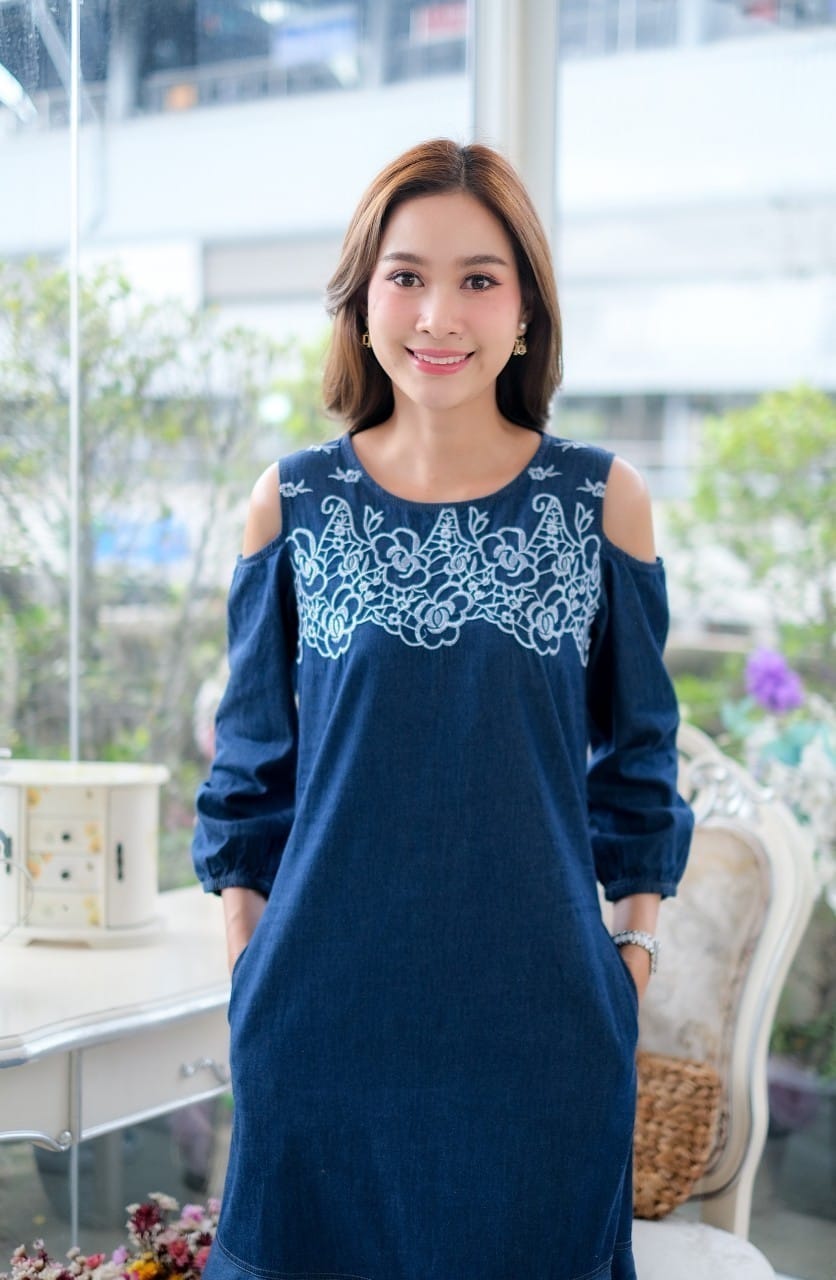 ชุดยีนส์ #8261 เดรสยีนส์ปักลายดอกไม้สวยหรู แบบสวยผลิตจากผ้ายีนส์เนื้อนิ่ม ใส่สบาย ใส่ได้หลายโอกาส