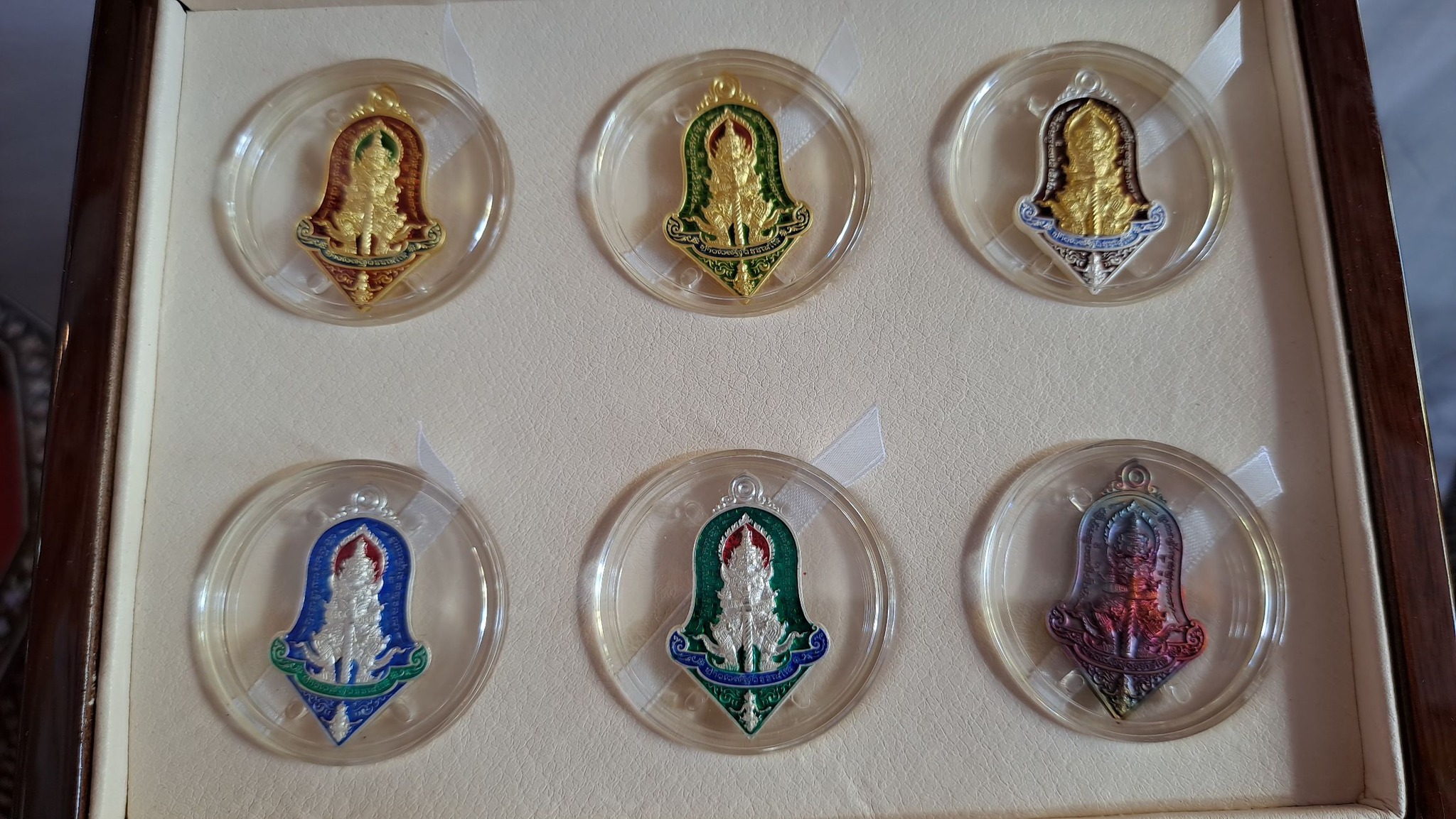 เหรียญเงินลงยาแดง ท้าวเวสสุวรรณโณ ท้าวหิรัญพนาสูร รุ่น ๑ พุทธศักราช ๒๕๖๕ (หลวงพ่อวราห์ วัดโพธิทอง)