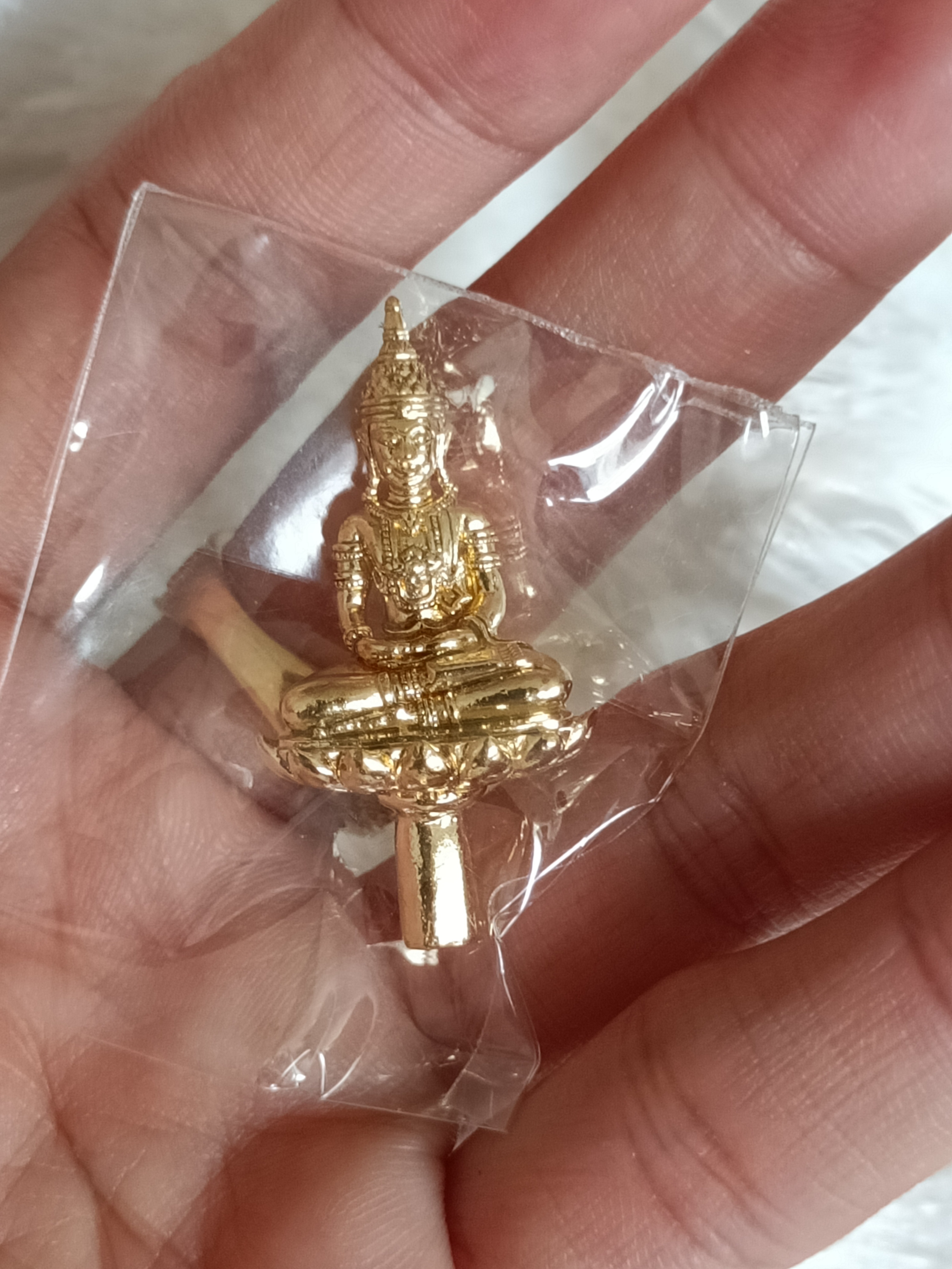 พระยอดธงจักรพรรดิ เนื้อสัมฤทธิ์ชุบทอง หลวงพ่อเล็กเททองนำฤกษ์ พุทธาภิเษก (ที่ระลึก ปี 68)