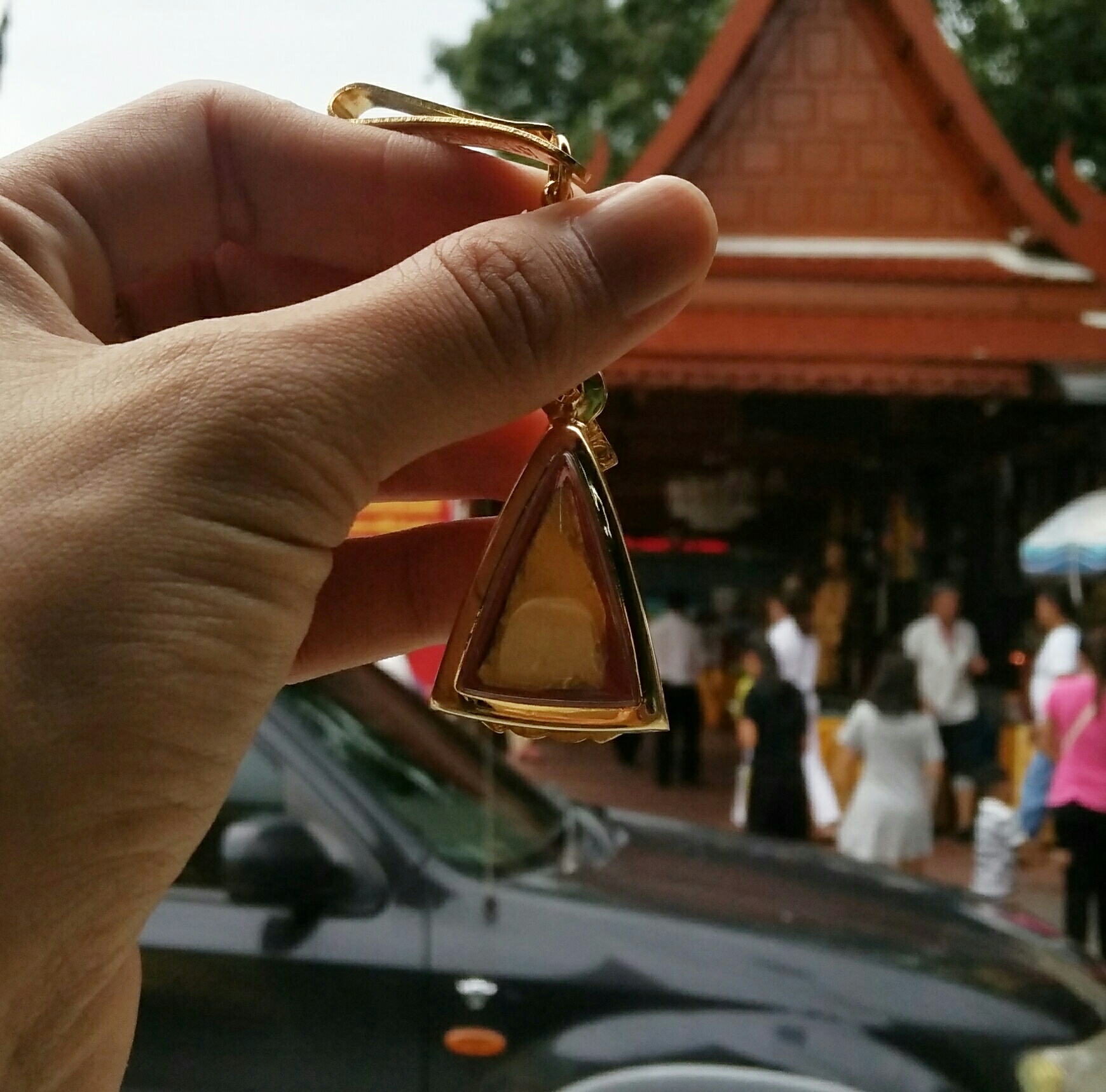 แผ่นกระจกทองคำ 24 k ประดับองค์พระหลวงพ่อโต กระเบื้องอิตาลี ปี 2525 วัดอินทรวิหาร
