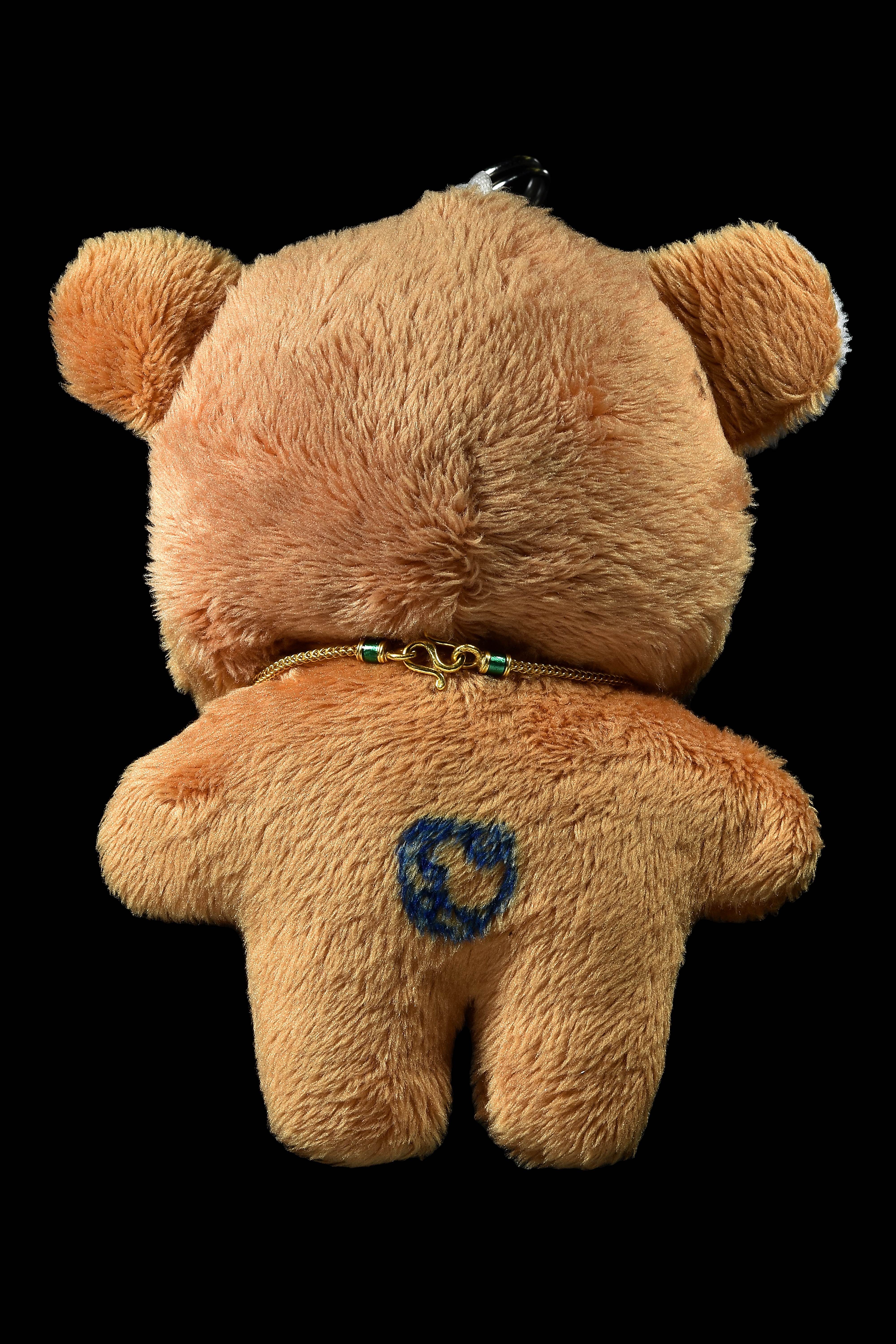 ตุ๊กตาหมีที่ไปเที่ยวกฐินปลดหนี้ที่เนปาลกับพระอาจารย์ มาพร้อมจาร