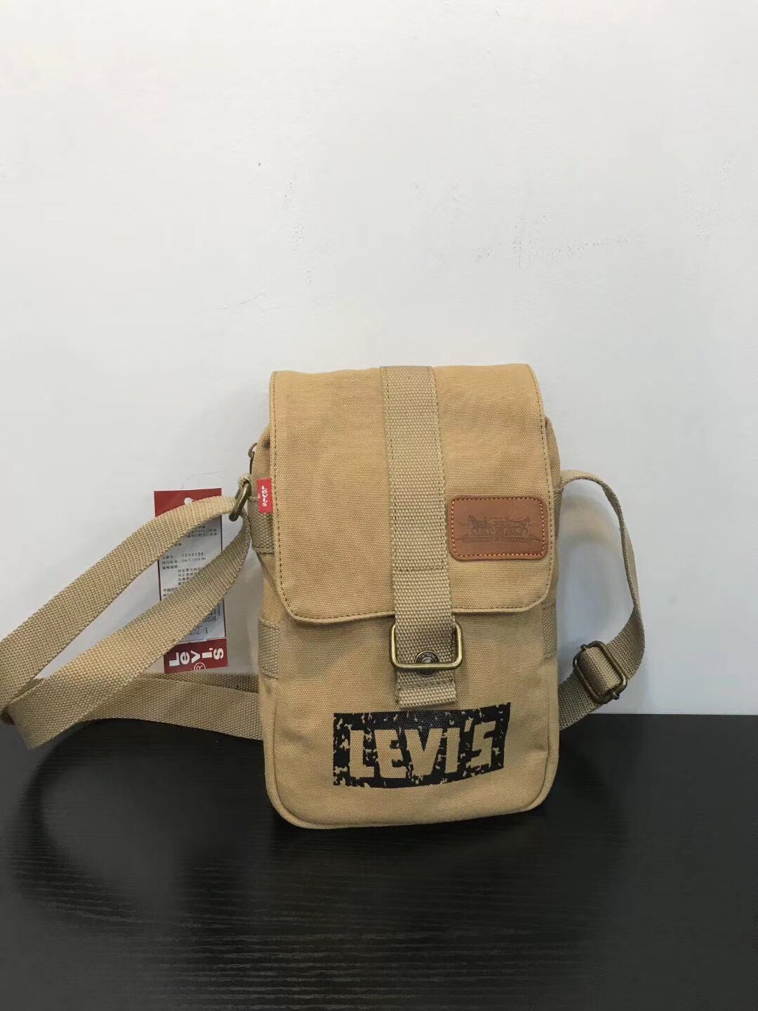 กระเป๋าสะพายข้าง Levi's Mini Messenger Bag ของใหม่ ของแท้ พร้อมส่งจากไทย กระเป๋าลีวายส์ กระเป๋าสะพายลีวายส์ กระเป๋าสะพายผู้ชาย
