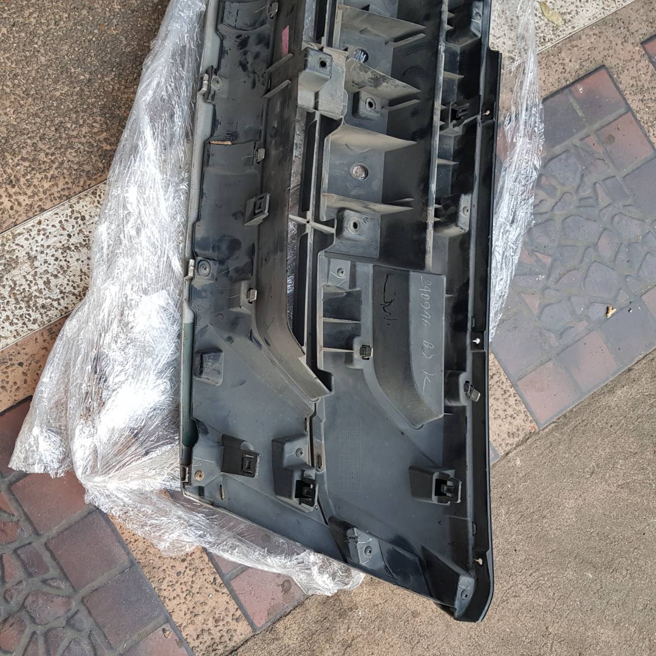 กระจังหน้า โครเมียม ISUZU DMAX ปี 2017(มือสอง) 1000 บาท และ โลโก้ ISUZU สีแดงพื้นดำ(ของใหม่)500 บาท