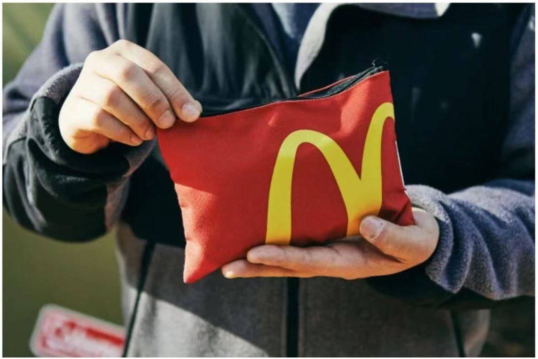 กระเป๋าเก็บอุปกรณ์ Coleman x McDonald's มีซิป Special edition วางขายเฉพาะในประเทศญี่ปุ่น ของใหม่ ของแท้ พร้อมส่ง