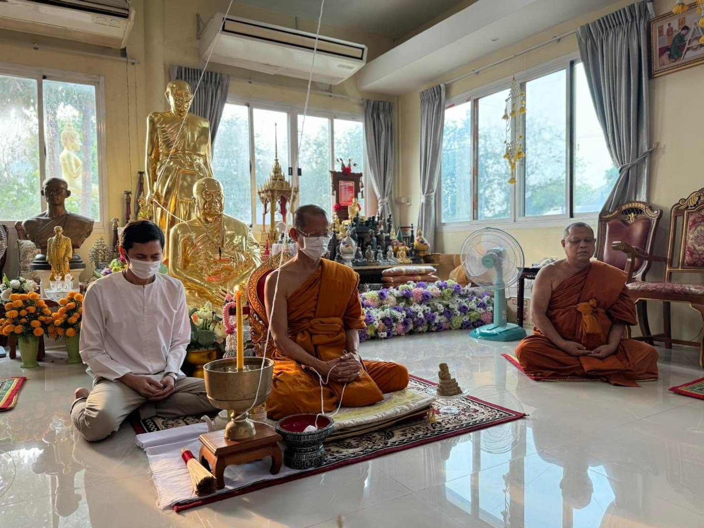 สมเด็จองค์ปฐมปางพระนิพพาน เนื้อสุริยันราชา บรรจุเหล็กไหลแก้ว (ชุดกรรมการ)