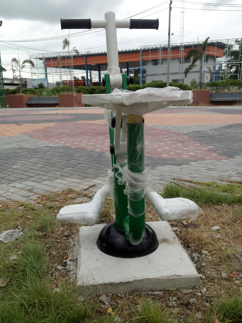 รหัส OUL ผลงานติดตั้ง (วัดสาลีโขภิตาราม ต.บางพลับ อ.ปากเกร็ด จ.นนทบุรี) เครื่องออกกำลังกายกลางแจ้ง