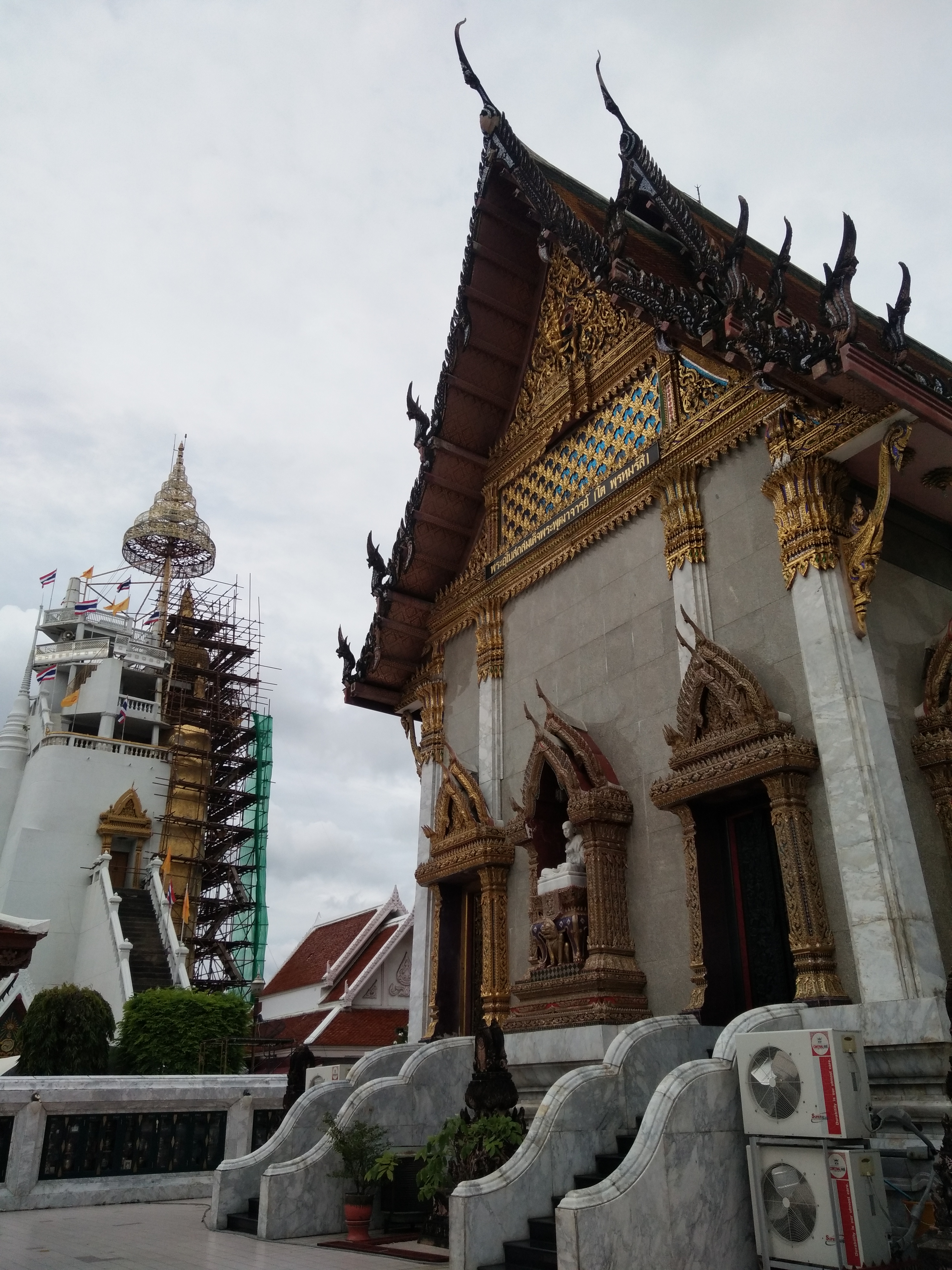 แผ่นกระจกทองคำ 24 k ประดับองค์พระหลวงพ่อโต กระเบื้องอิตาลี ปี 2525 วัดอินทรวิหาร