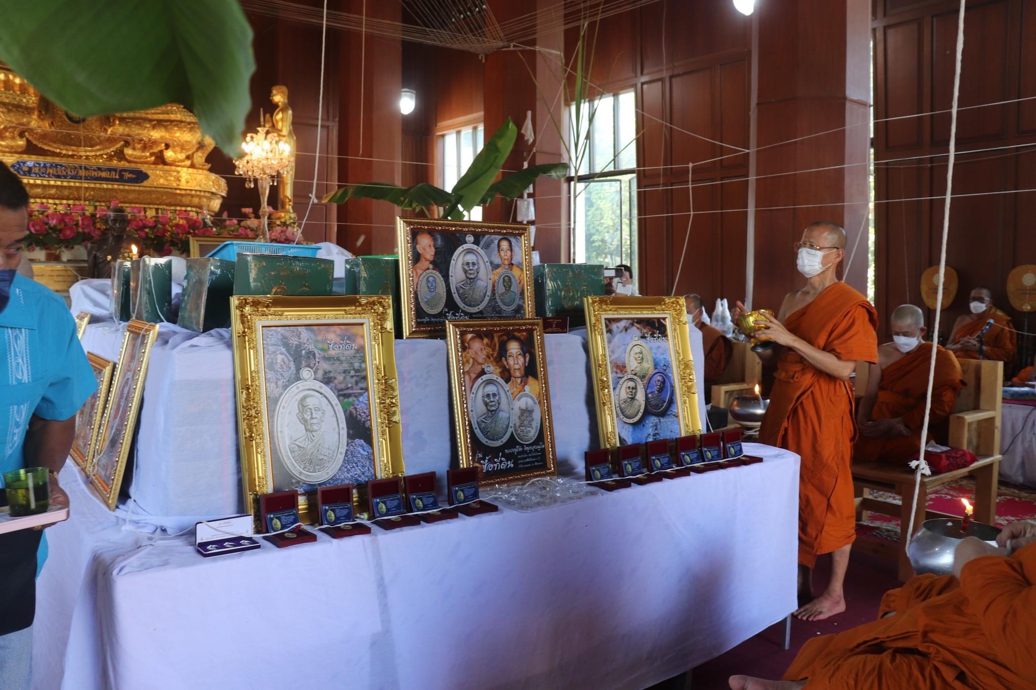 เหรียญหลวงปู่โต๊ะเนื้อเงินลงยาแดงหน้ากากทองคำ no.๒๖ (1 ใน 136 องค์) รุ่น ซื้อที่ดิน (ลป.โต๊ะสงเคราะห์ในพิธี) หลวงพ่อเล็กพุทธาภิเษก