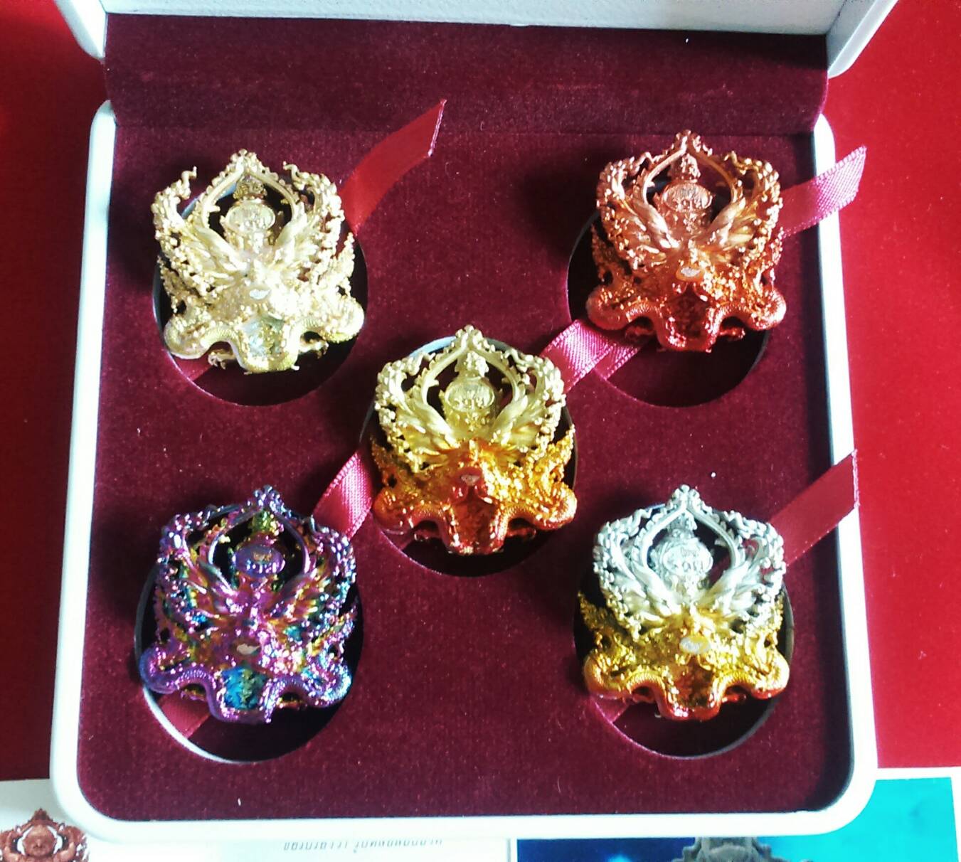 พญาครุฑกุมารเทพ เนื้อแดงสุริยะ No.29 (มวลสาร/เสกโดย อ.วราห์) อ.ศรี ปี 59 ชุดกรรมการ