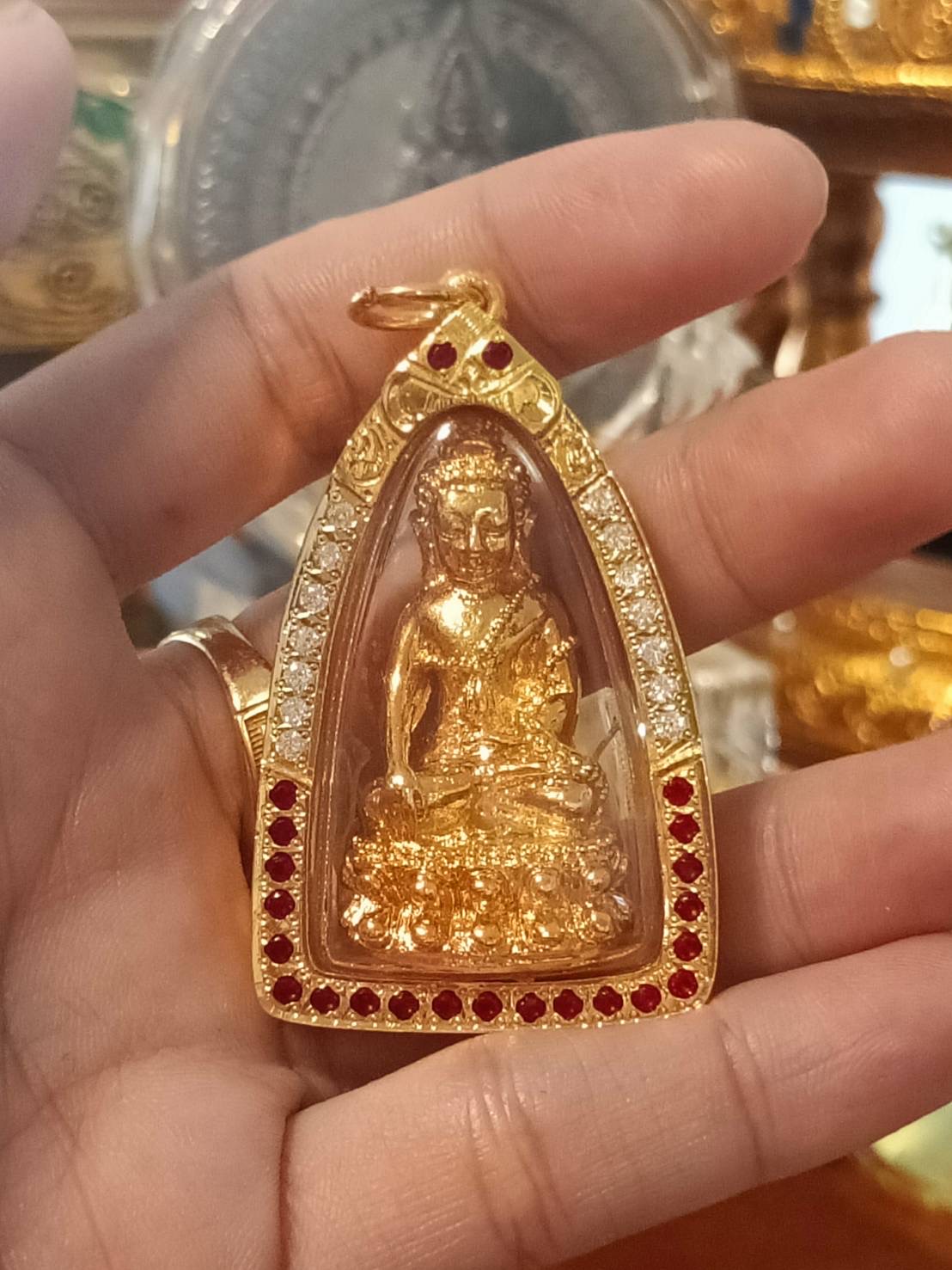 พระกริ่งพิชัยสงคราม รุ่น 1 วัดท่าขนุน ปี 45 เนื้อชุบทอง เลี่ยมกรอบเงินแท้ชุบทองล้อมพลอย