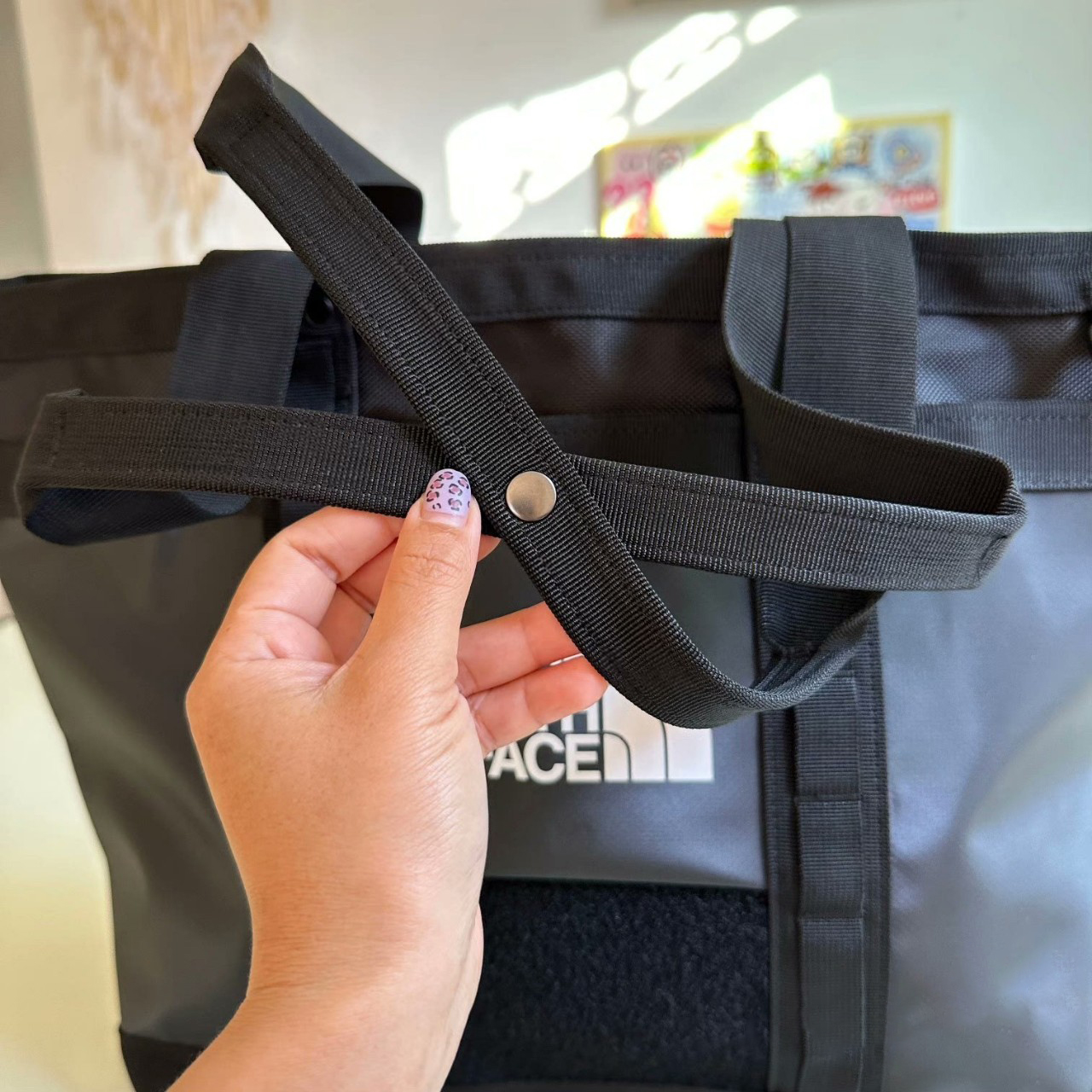 กระเป๋า The North Face Explorer Utility Tote สามารถใช้เป้นกระเป่าสะพาย หรือกระเป๋าถือได้ ของใหม่ ของแท้ พร้อมส่งจากไทย