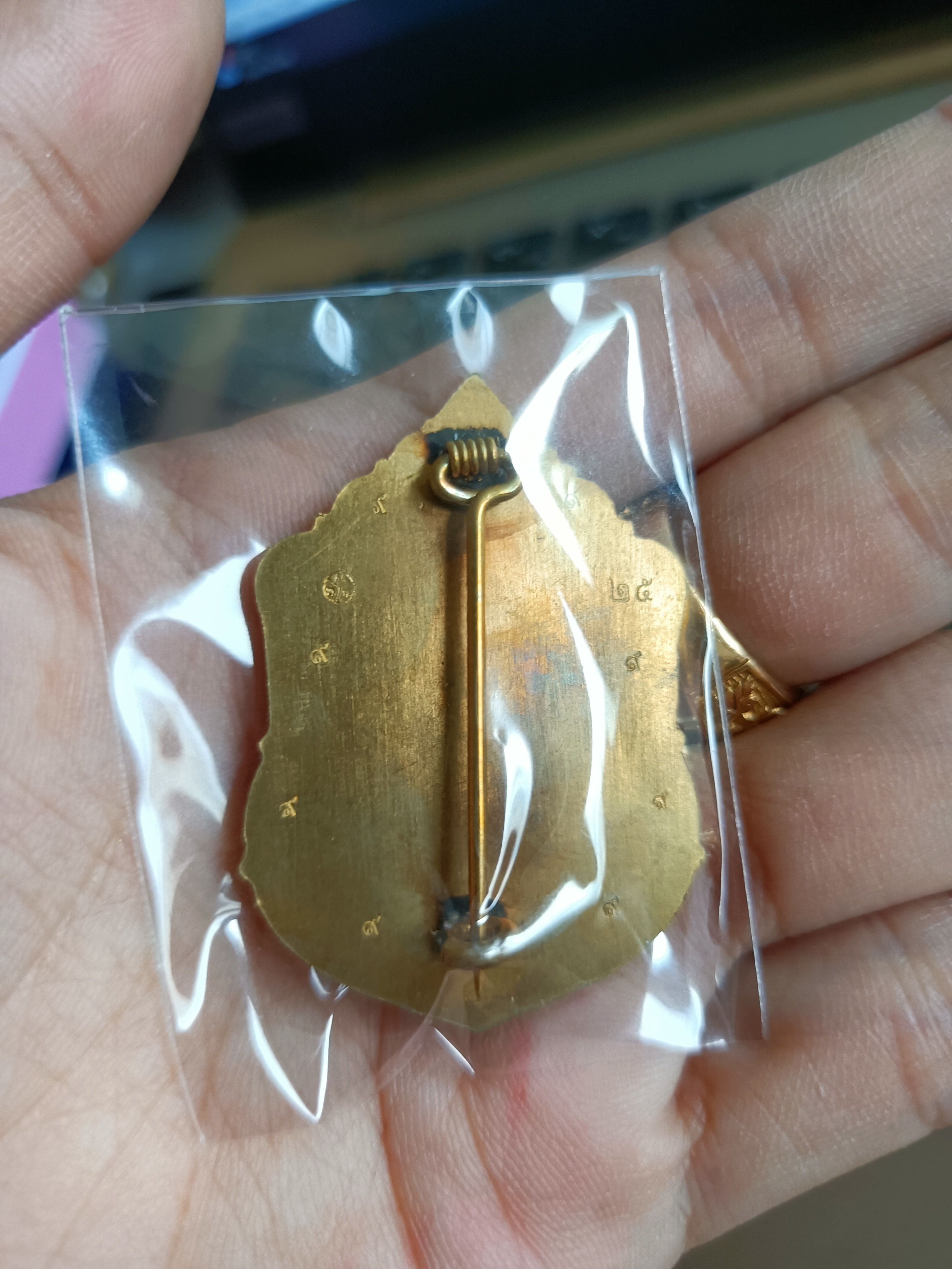 เหรียญเข็มกลัด พิเศษตอกโค๊ต ๙ รอบ รุ่น มหาจักรพรรดิพันล้าน คำชะโนด พอจ.ต้อม พอจ.สุริยันต์