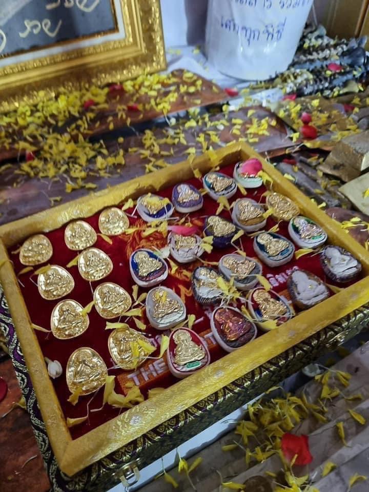 พระปิดตาเจ้าสัวมหาเศรษฐีนกยูงทอง (พิเศษในชุดลังนำฤกษ์ เนื้อมหายันต์นะวนเวียน) ครูบาอริยชาติ วัดแสงแก้วโพธิญาณ