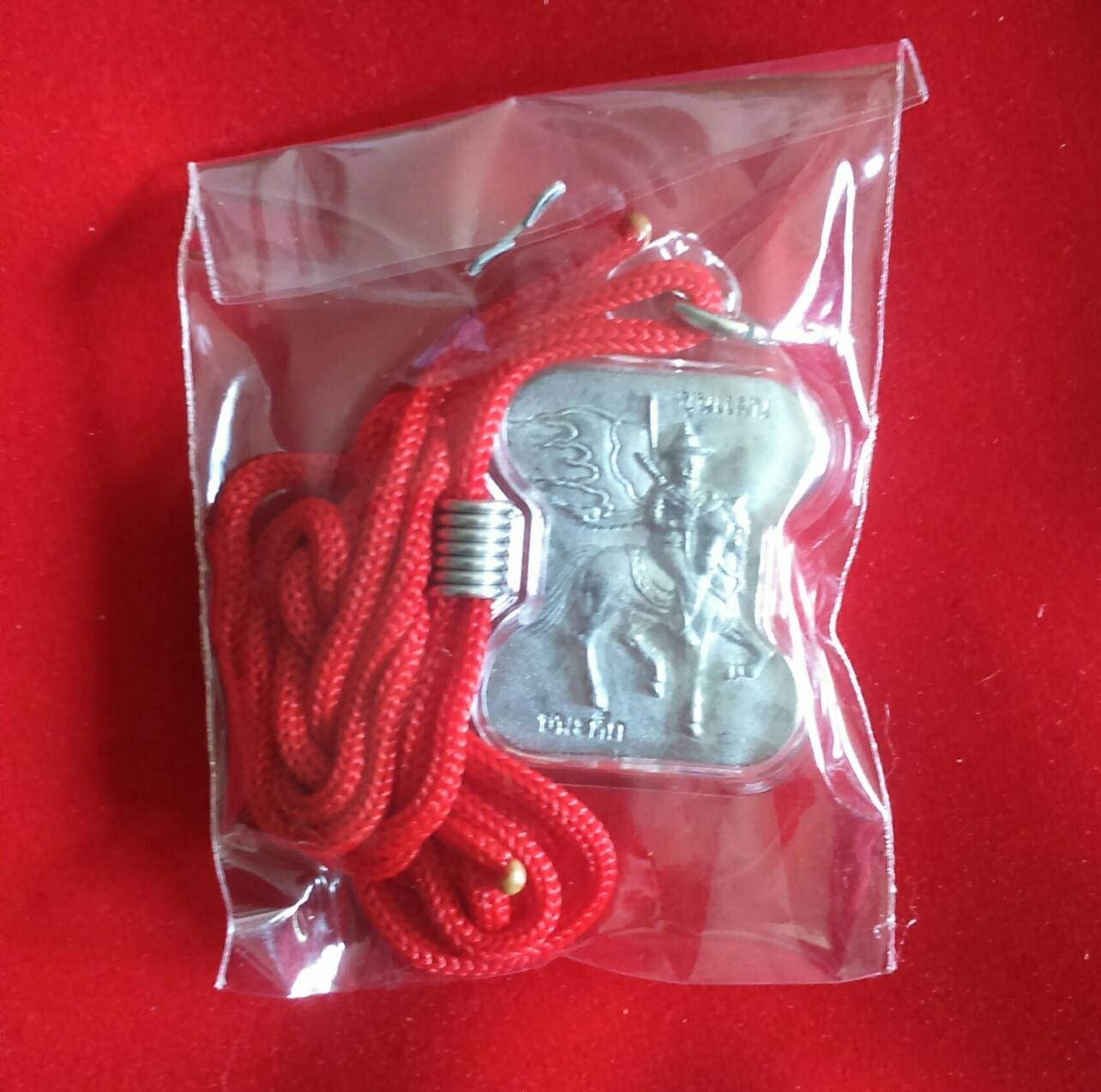 เหรียญหลวงพ่อ(ฤาษีลิงดำ) ๑๐๐ ปีเกิดหลังขุนแผน (เลี่ยมเดิมจากวัด)