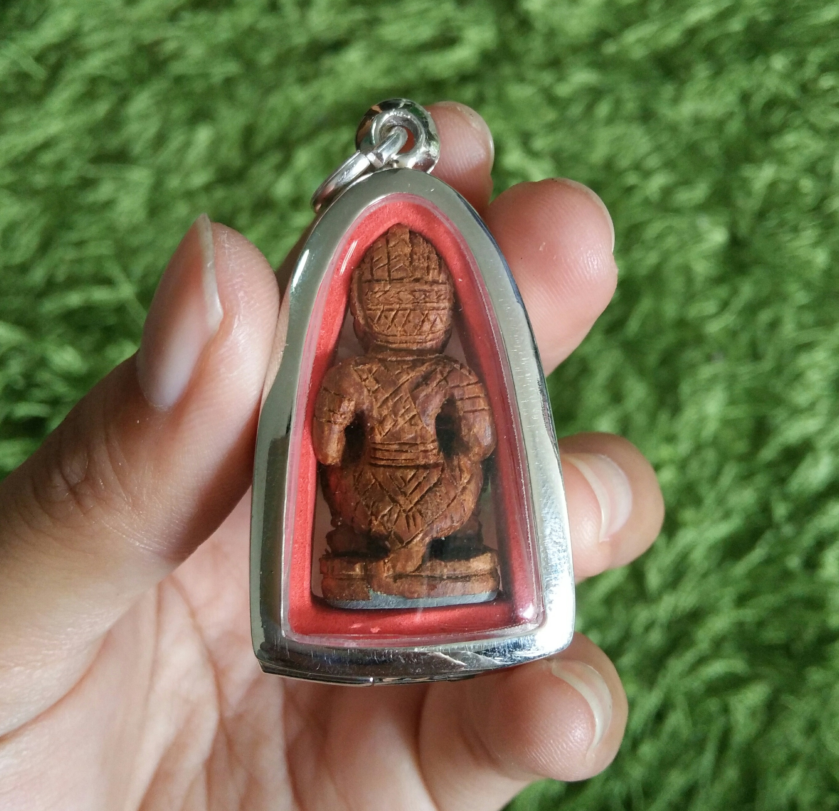 หนุมานไม้ขนุนแกะ No.375 หลวงปู่วาส วัดสะพานสูง (เลี่ยมพลาสติก) เลี่ยมตลับเงิน ไม่มีซองเดิม