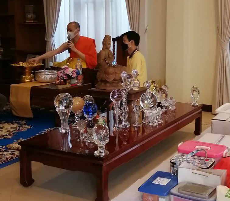 แผ่นป้ายไม้ พระแม่กวนอิม (เสกล่าสุดวาระพิธีแม่กวนอิมออกบวช) ลพ.เอ บ้านสุมโน