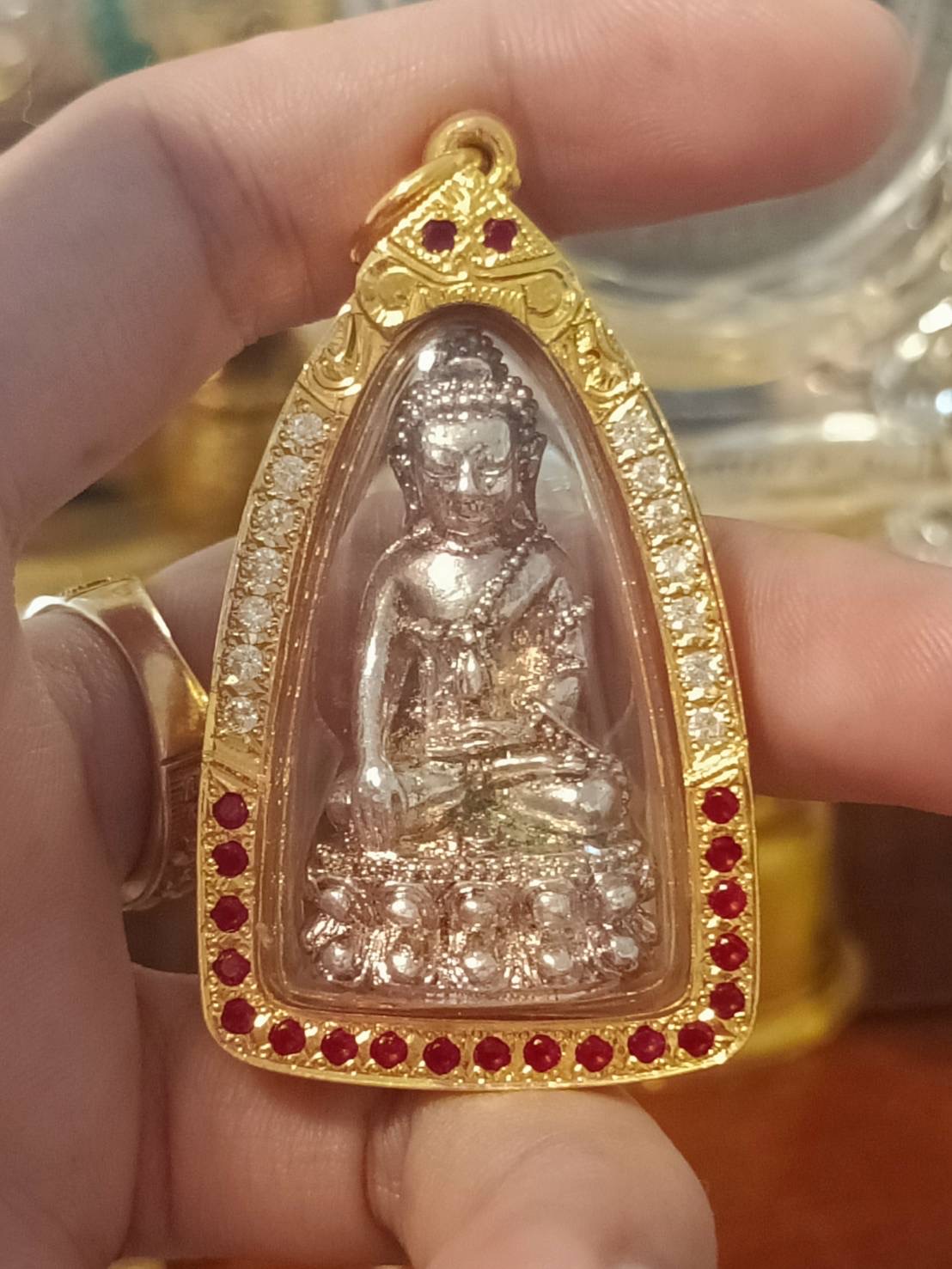 พระกริ่งพิชัยสงคราม รุ่น 2 หลวงพ่อเล็ก วัดท่าขนุน ปี 45 เลี่ยมกรอบเงินชุบทองคำล้อมพลอย