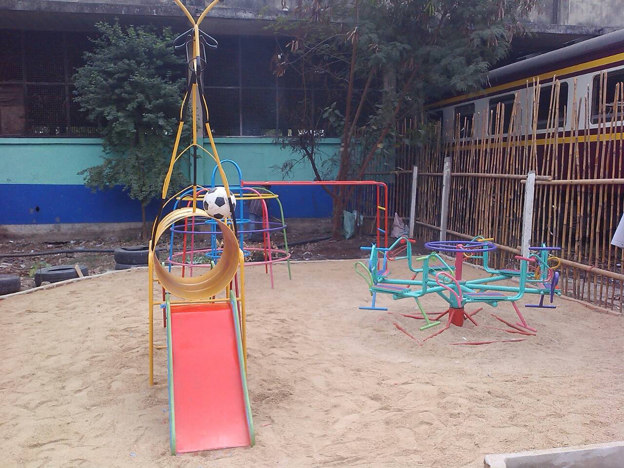 รหัส PG ผลงานติดตั้ง (ตลาด อ.ต.ก.จตุจักร กทม.) เครื่องเล่นสนามกลางแจ้งสำหรับเด็ก